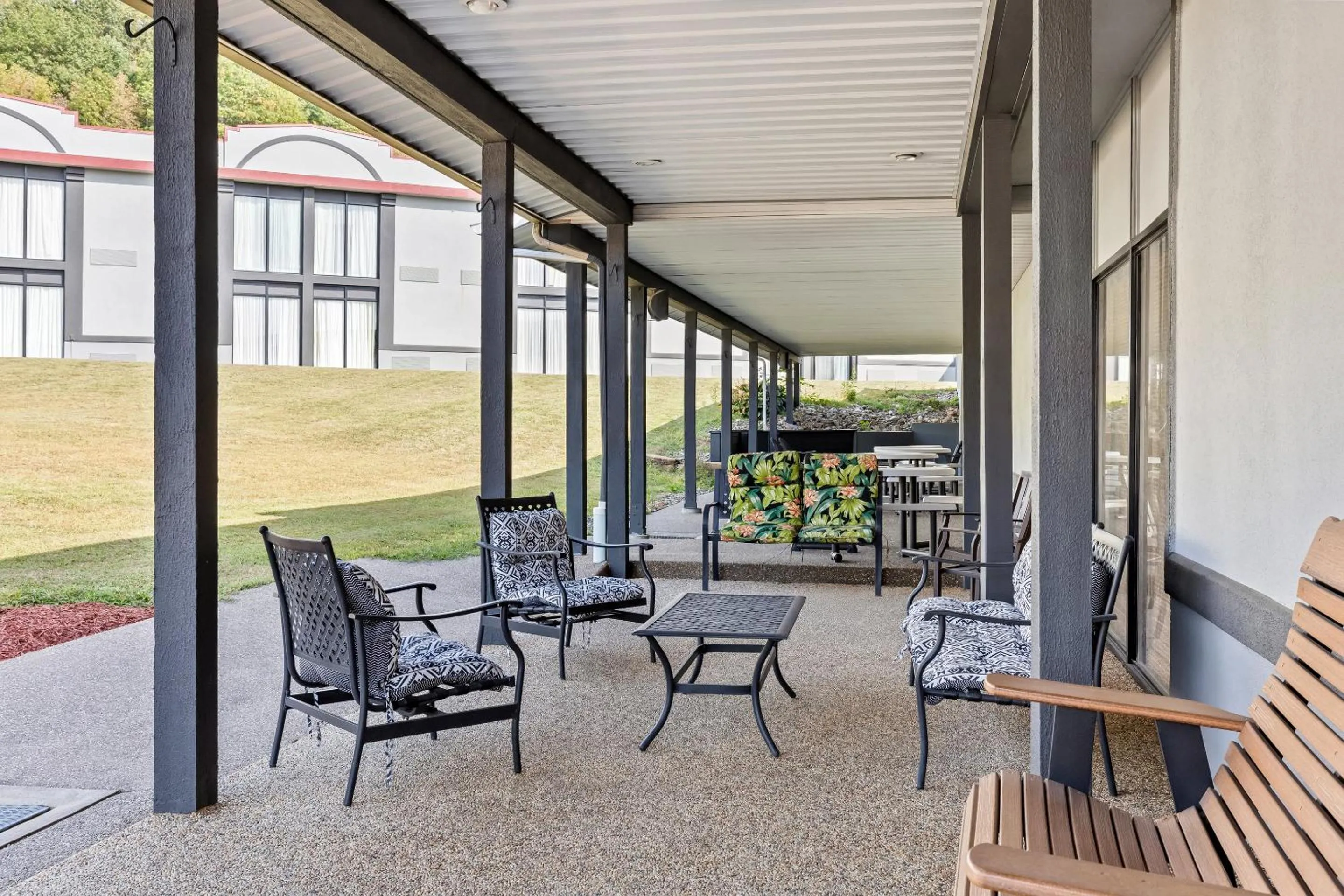 Inner courtyard view in Red Roof Inn Cambridge, OH