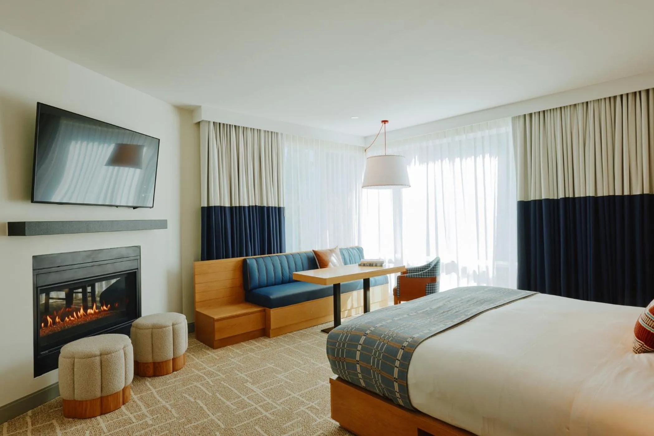 Seating area, Bed in Limelight Hotel Ketchum