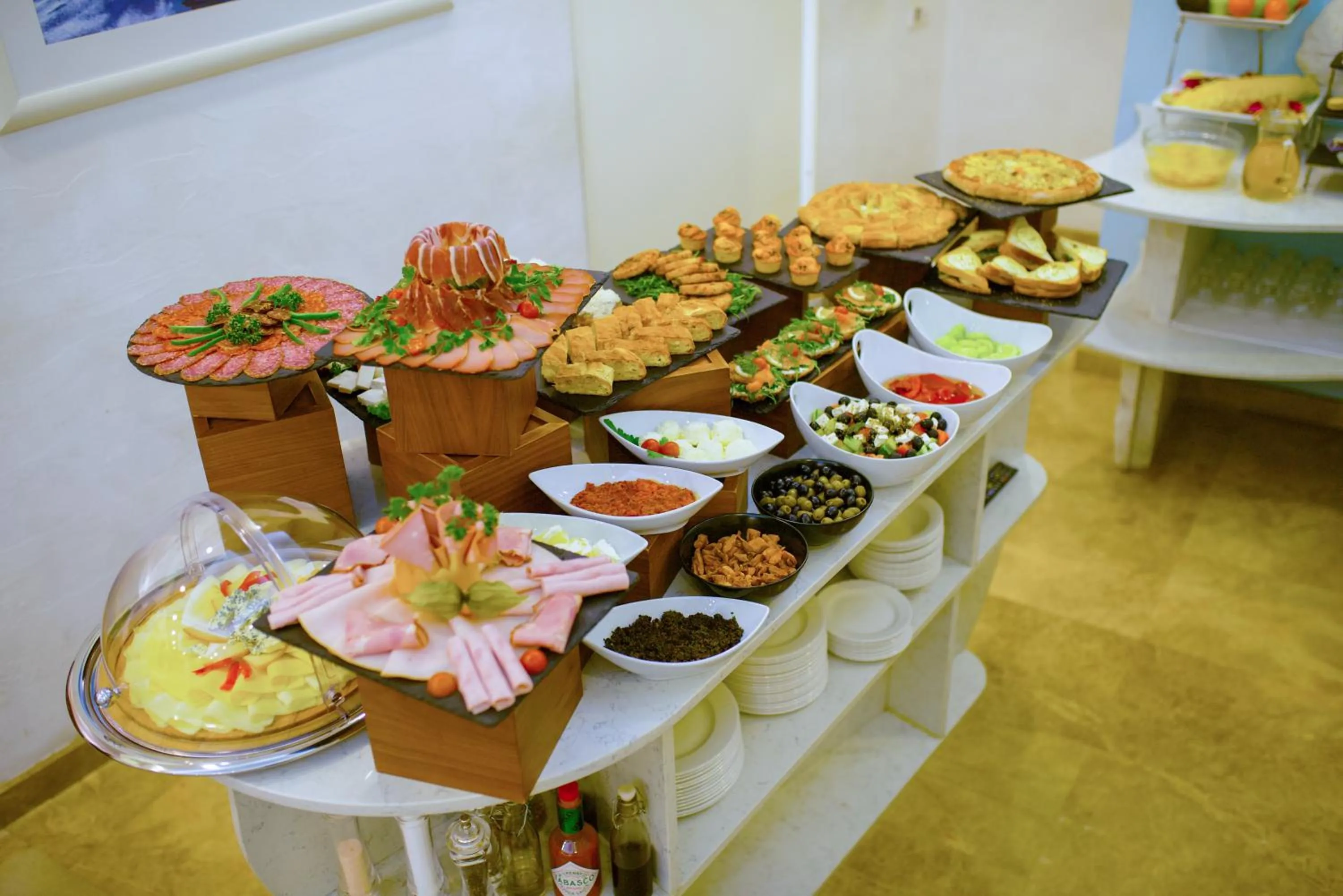 Restaurant/places to eat in Hotel City Savoy