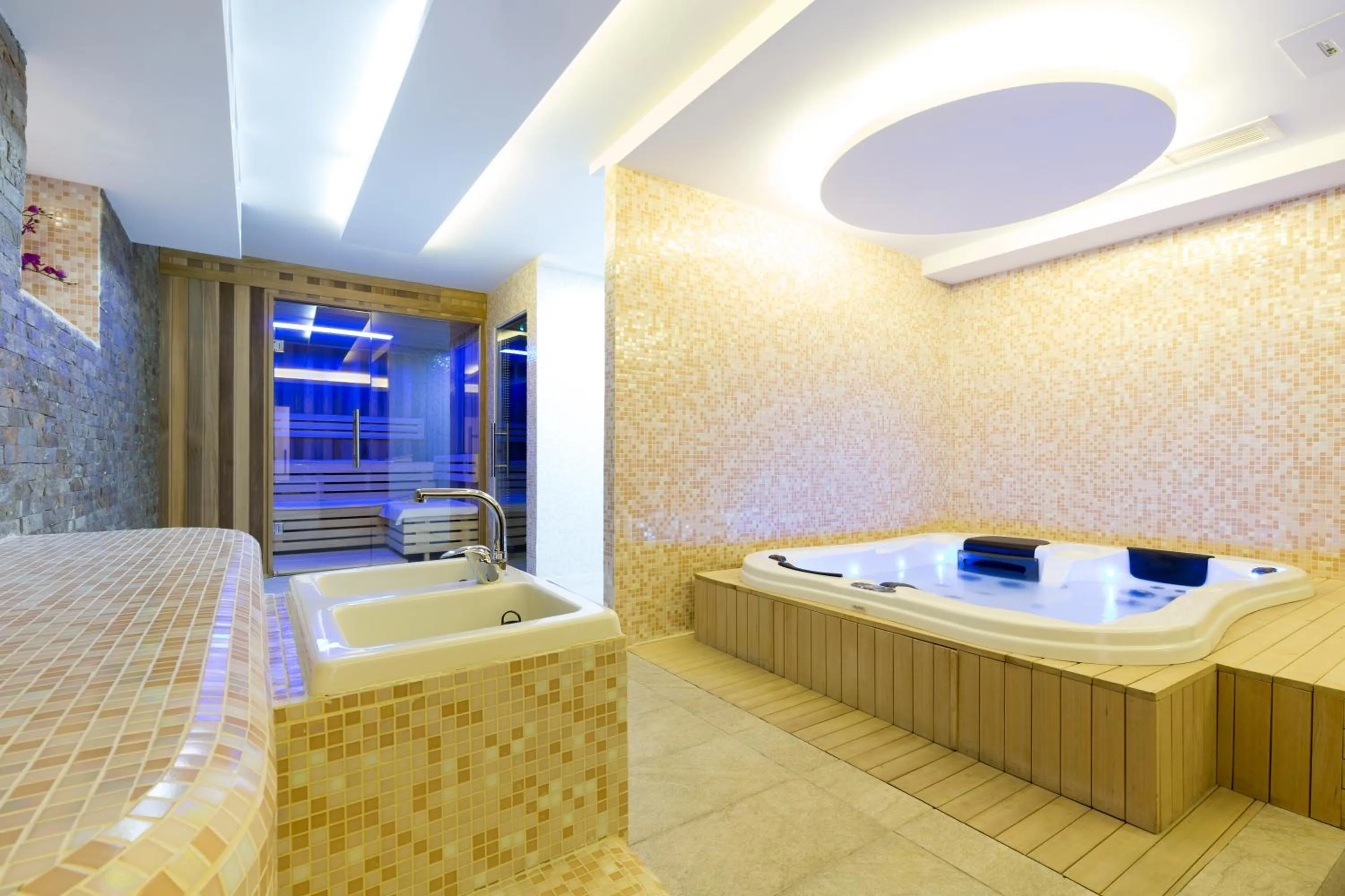 Hot Tub in Hotel City Savoy