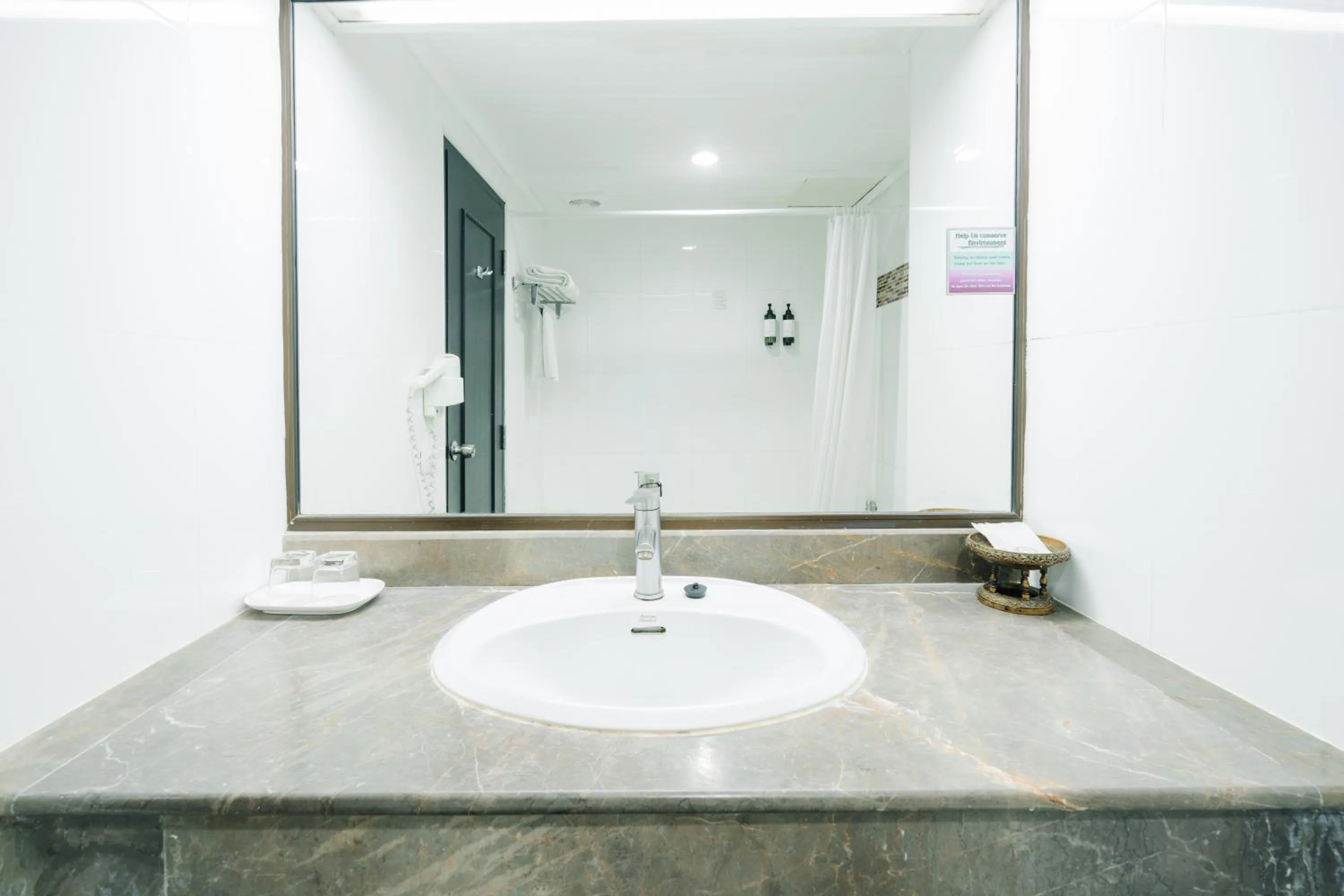 Bathroom in Pinnacle Lumpini Park Hotel