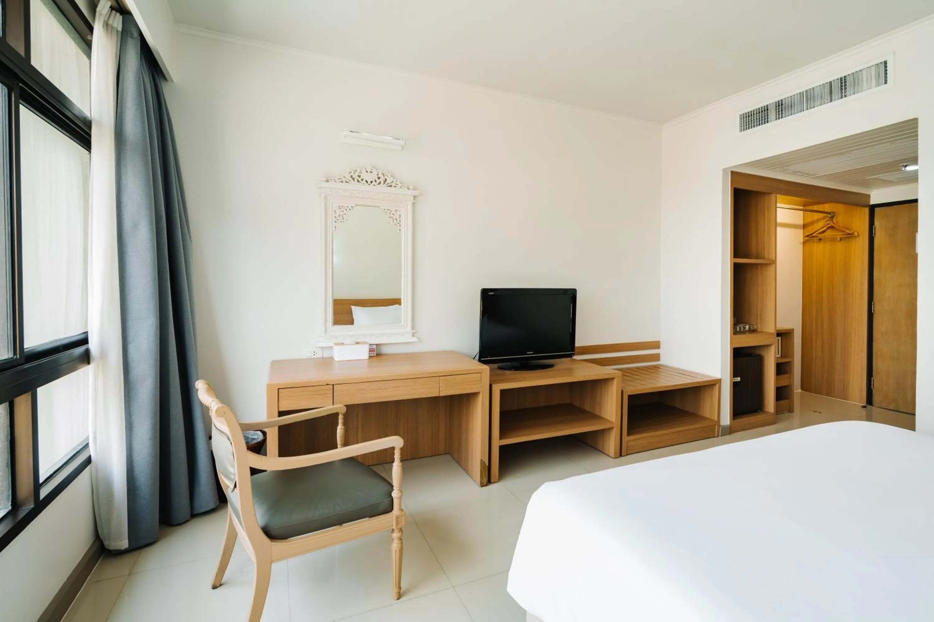 TV and multimedia, Bed in Pinnacle Lumpini Park Hotel