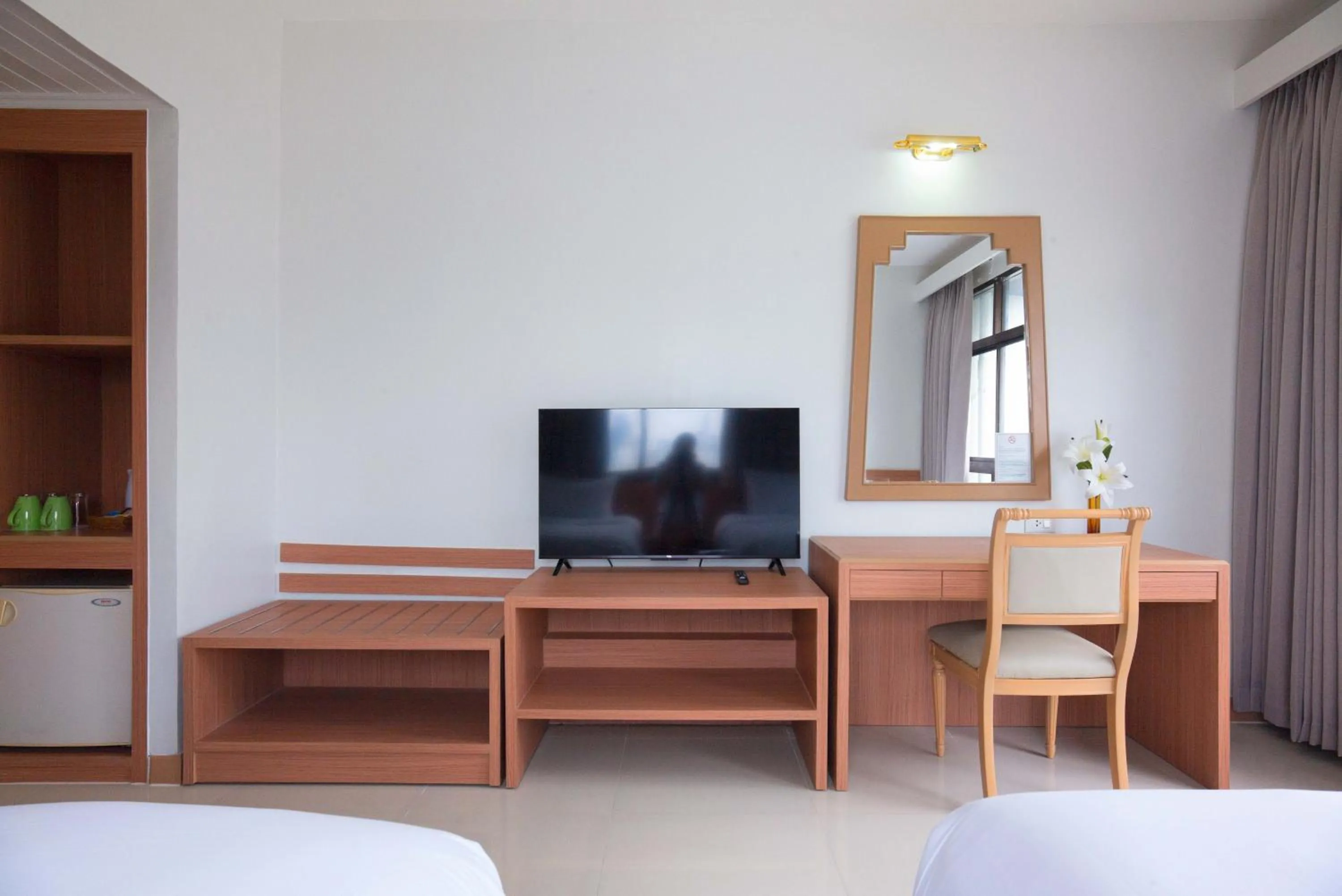 Seating area, Bed in Pinnacle Lumpini Park Hotel