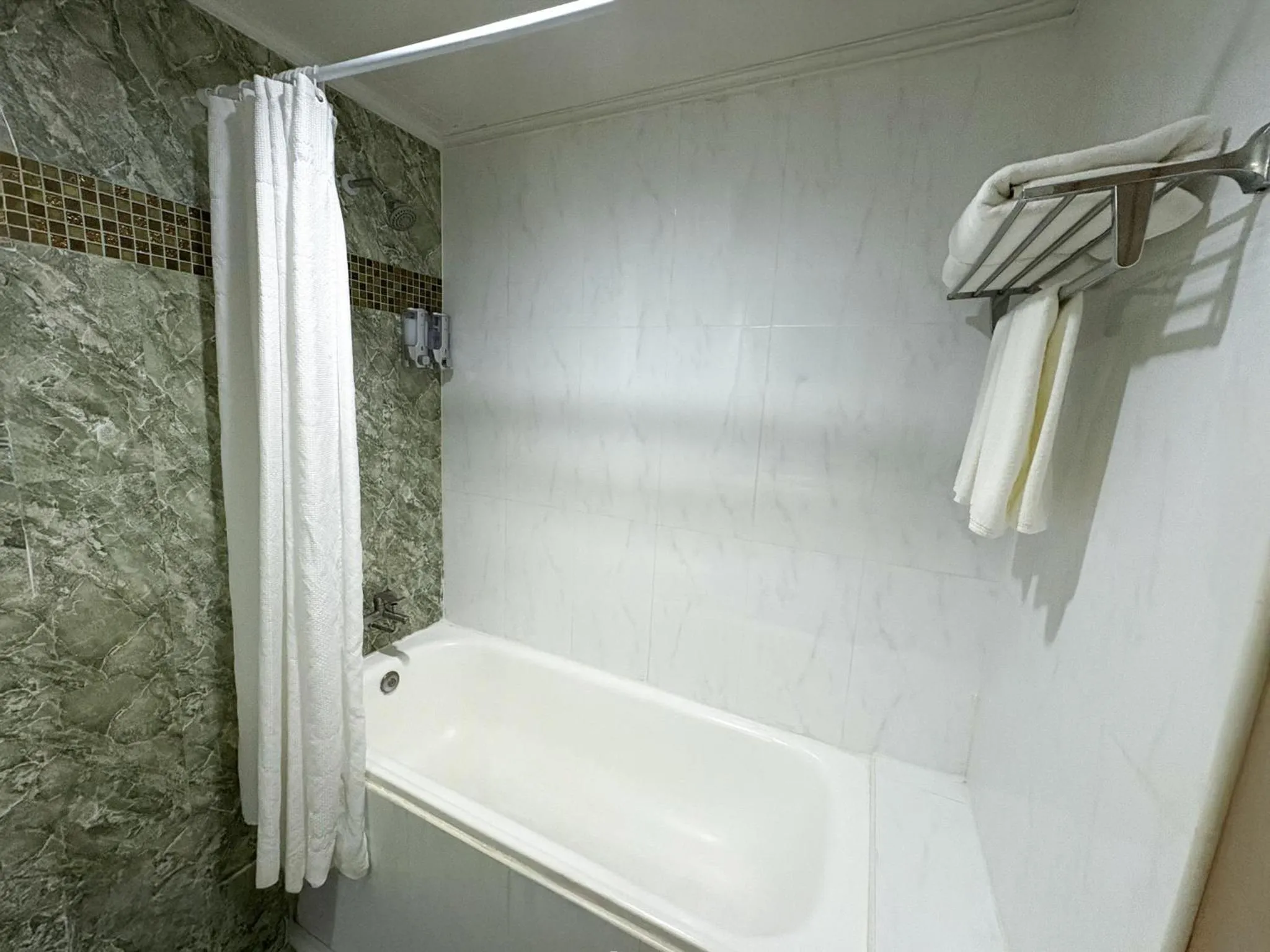 Bathroom in Pinnacle Lumpini Park Hotel