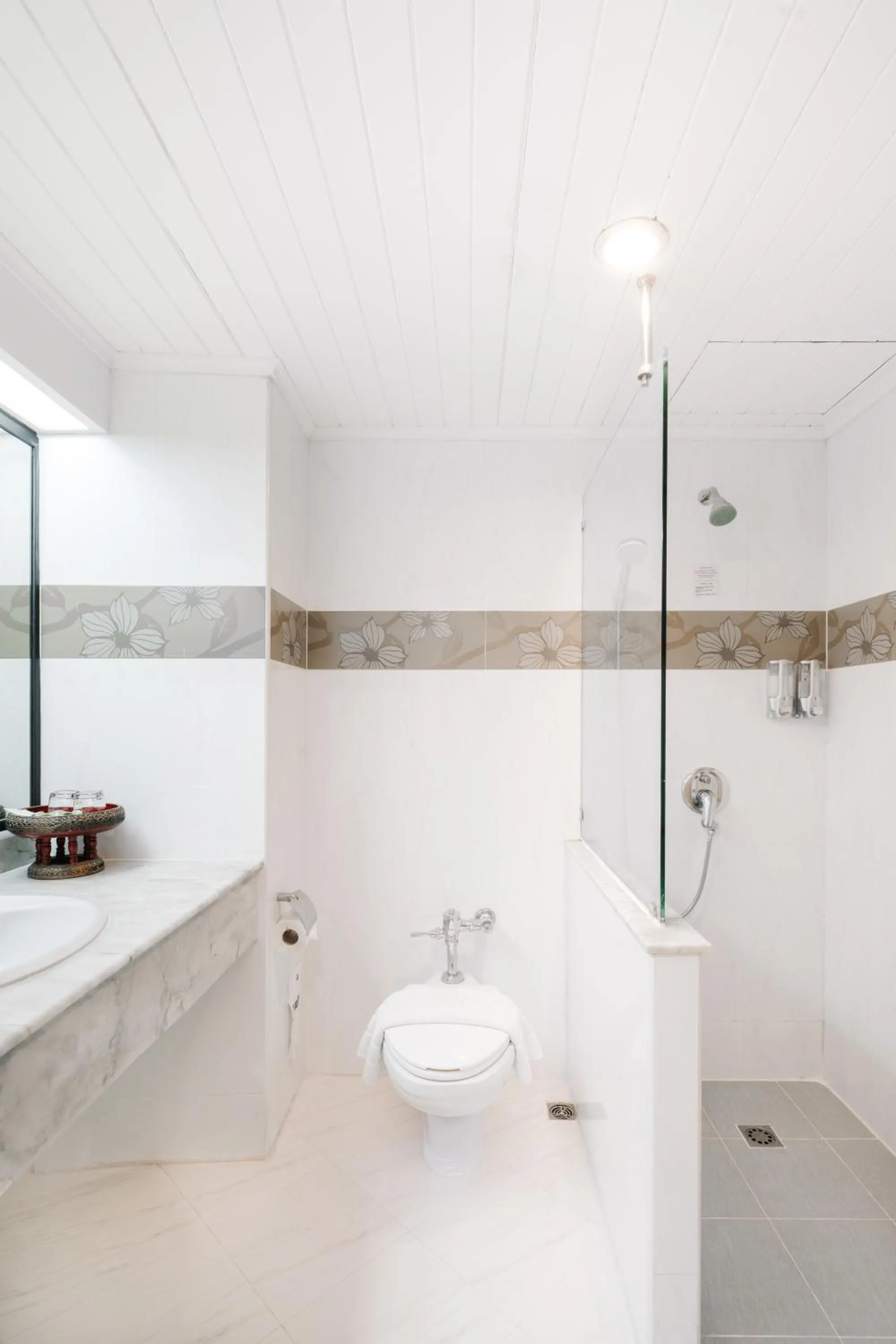 Bathroom in Pinnacle Lumpini Park Hotel