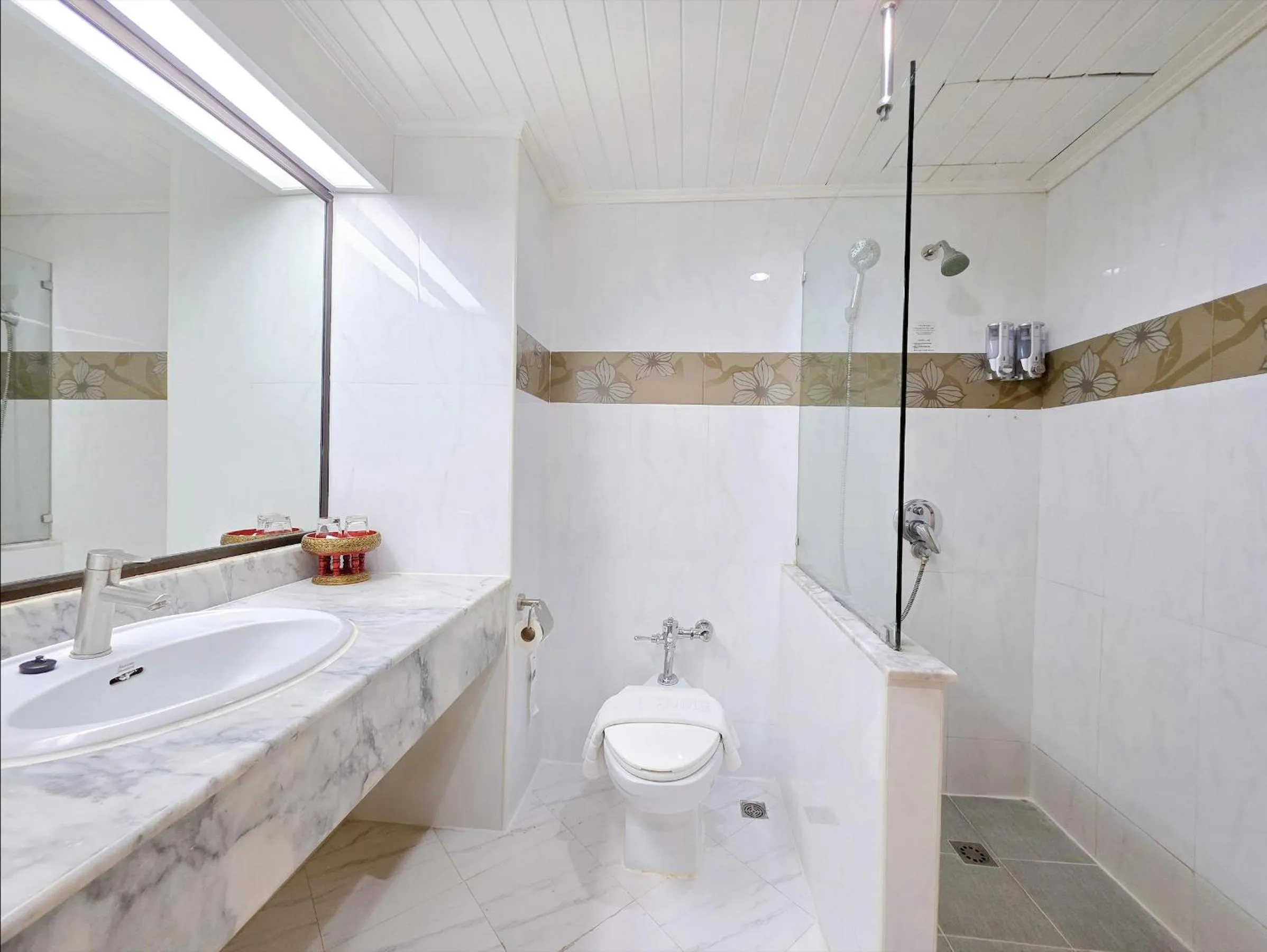 Bathroom in Pinnacle Lumpini Park Hotel