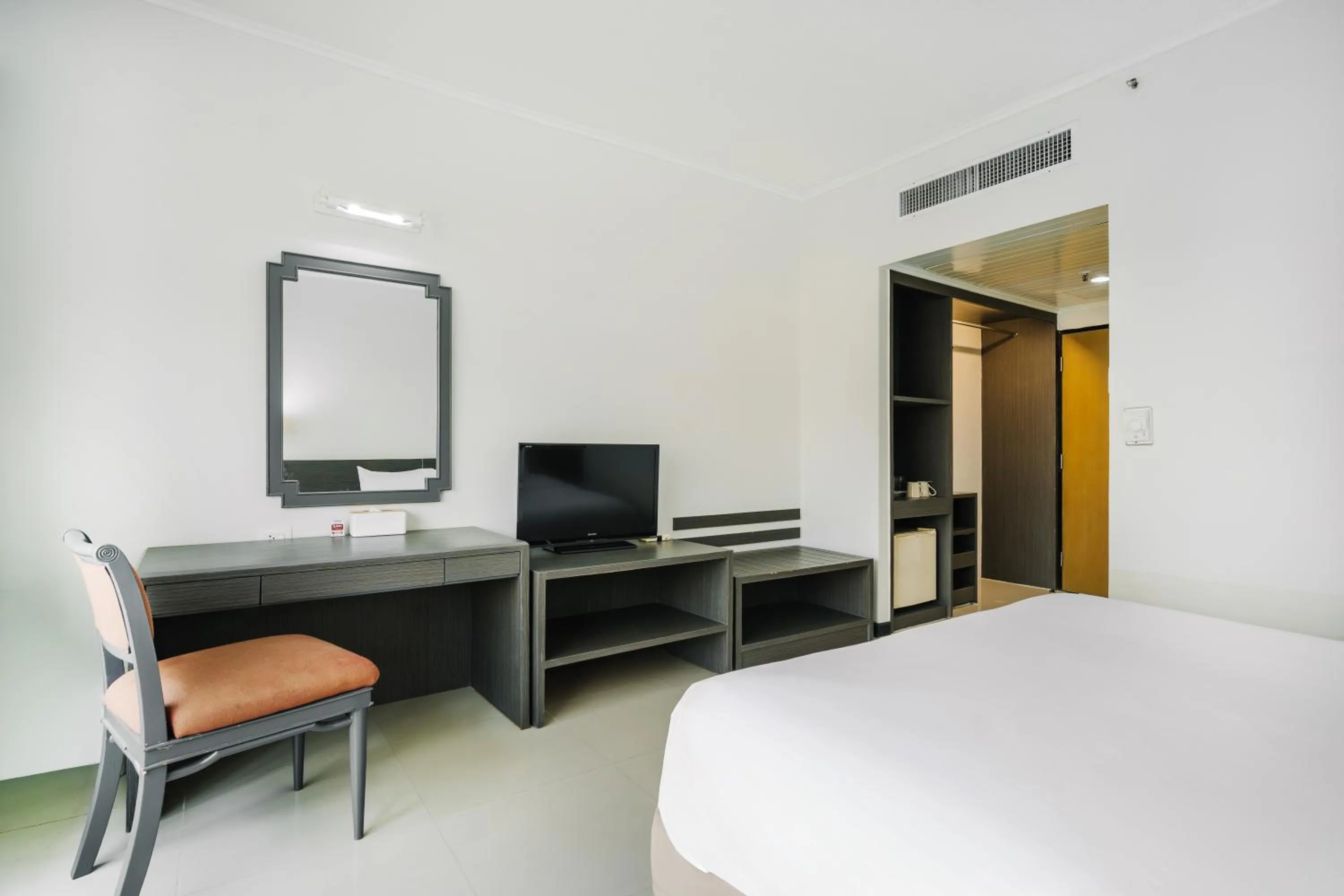 TV and multimedia, Bed in Pinnacle Lumpini Park Hotel