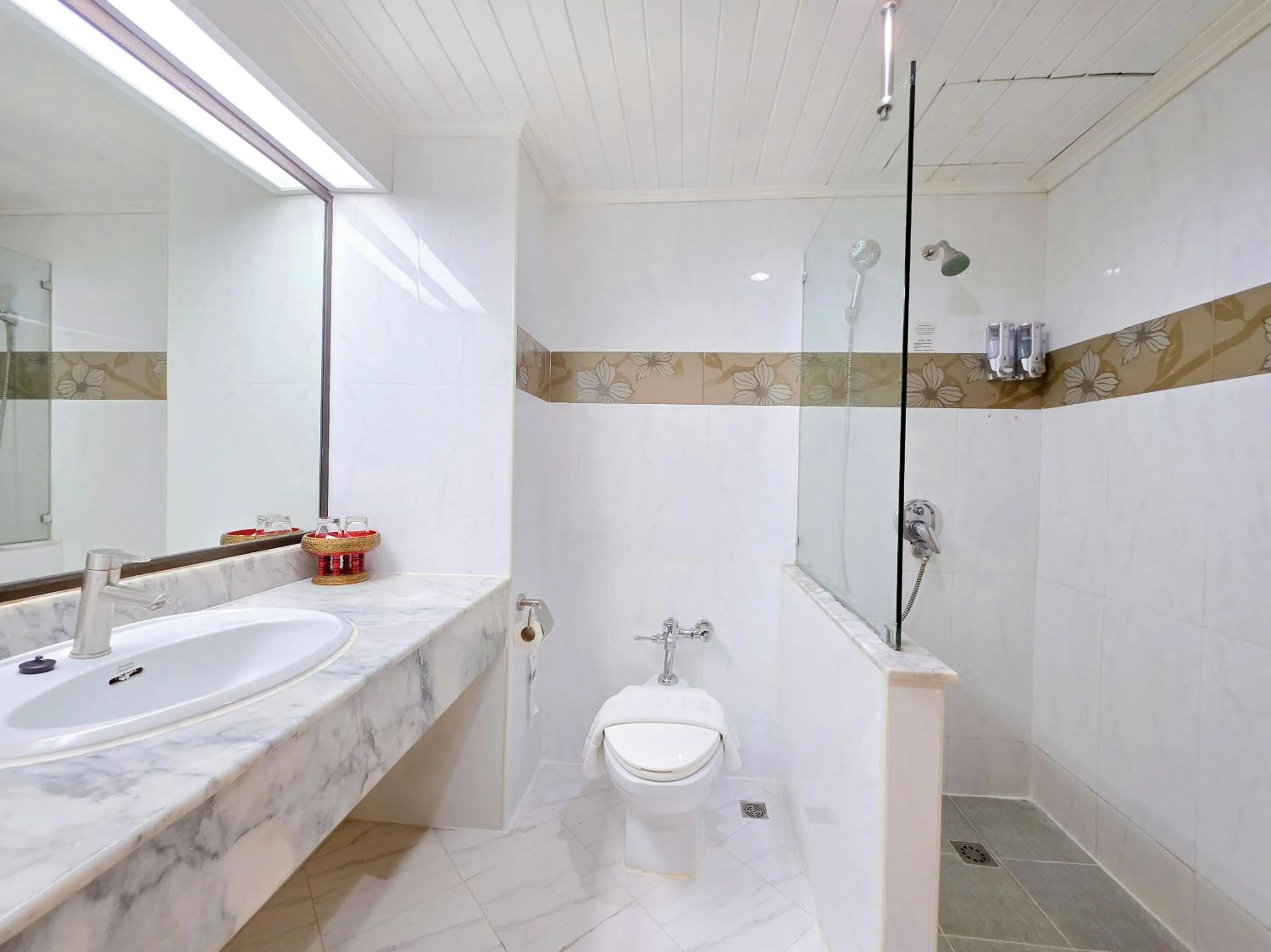 Bathroom in Pinnacle Lumpini Park Hotel