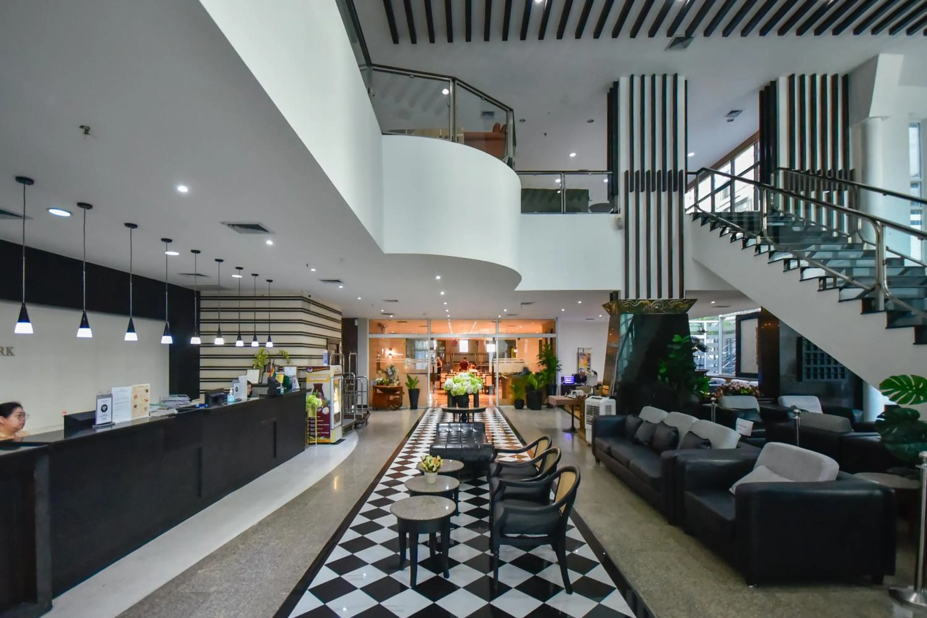Lobby or reception in Pinnacle Lumpini Park Hotel
