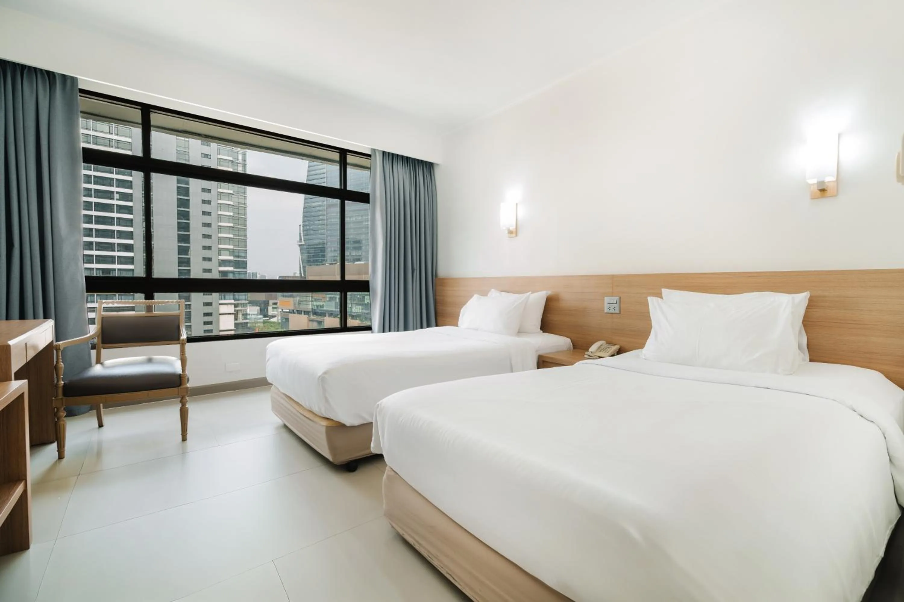 View (from property/room), Bed in Pinnacle Lumpini Park Hotel