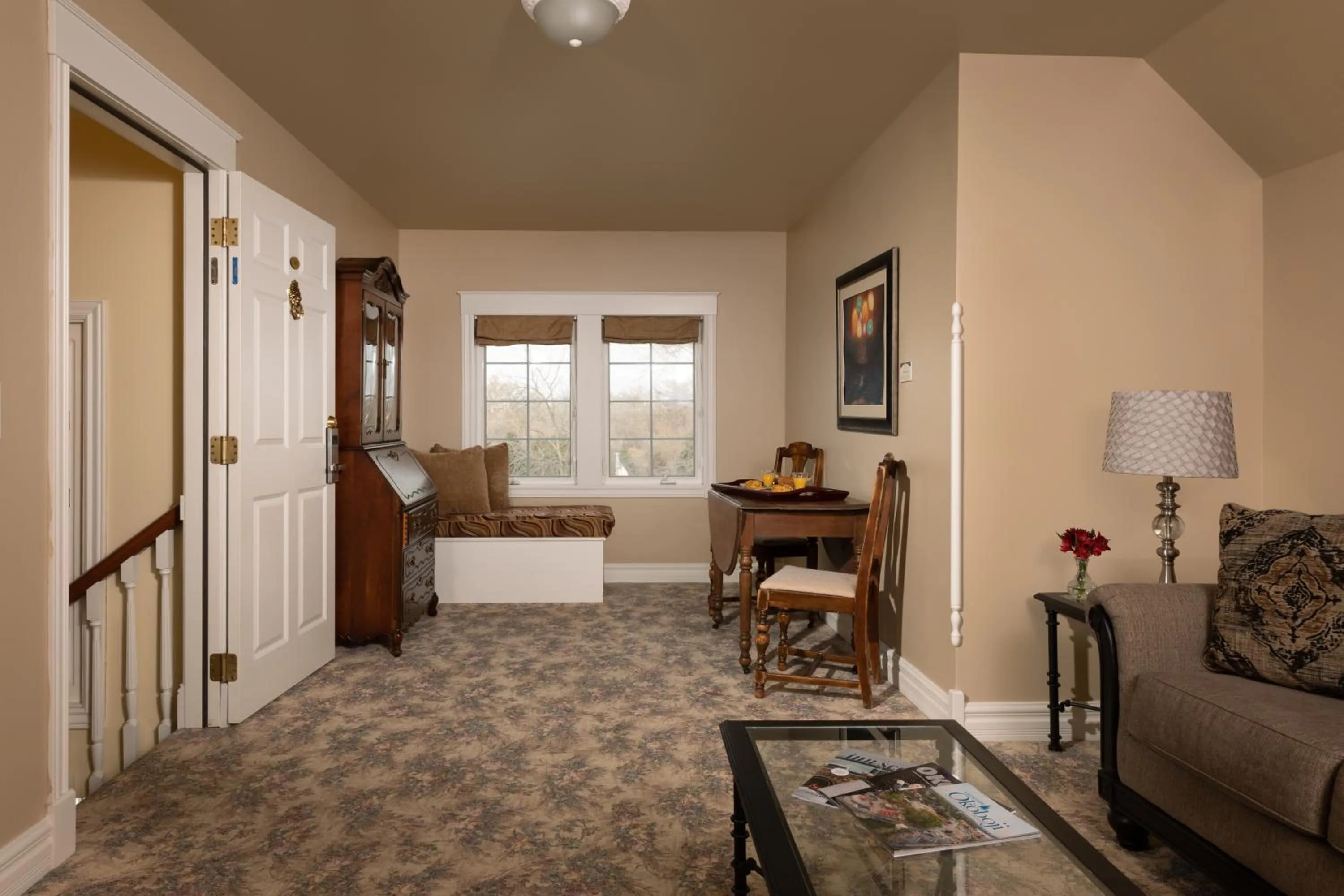 Living room in The Oakwood Inn Okoboji