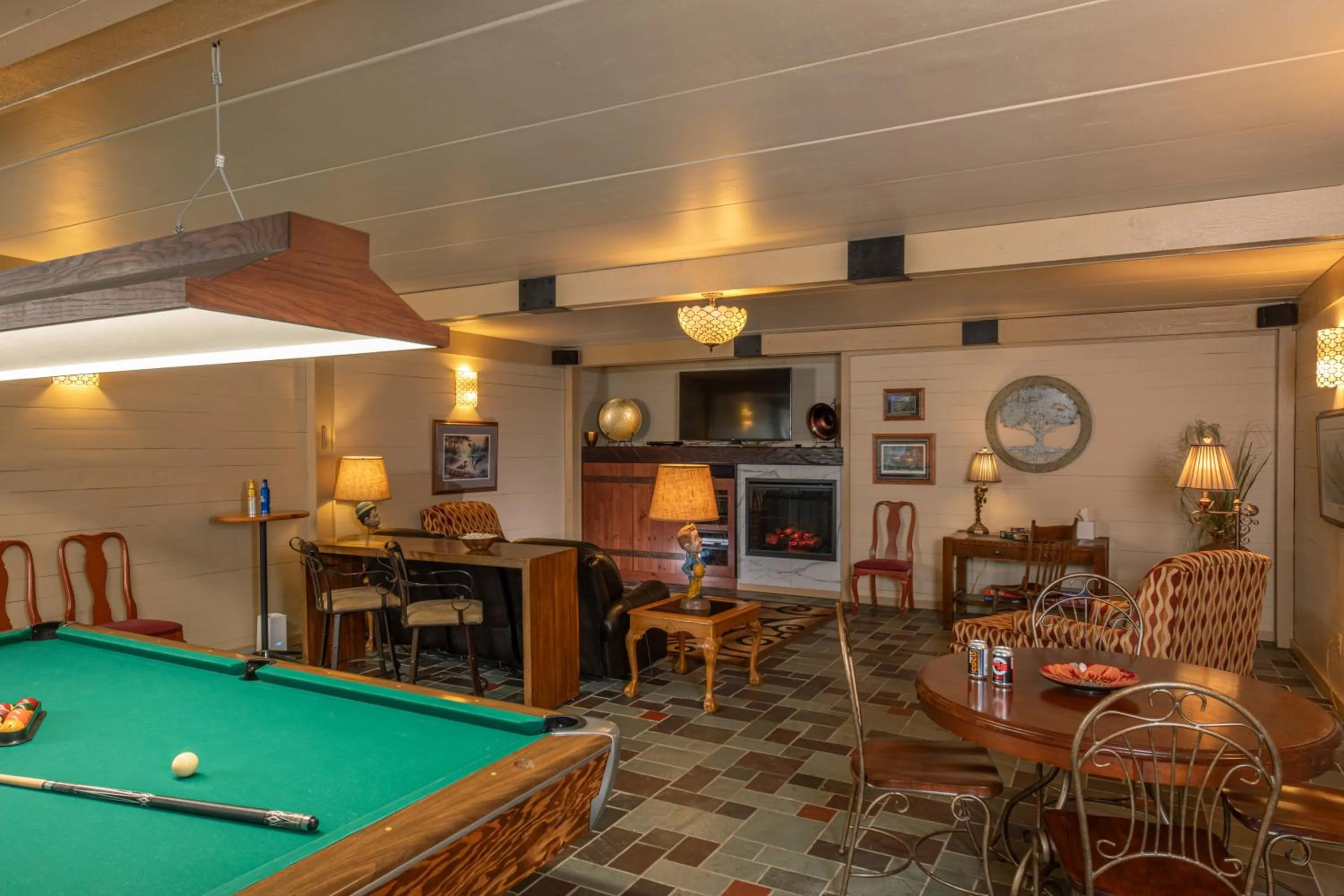 Billiard in The Oakwood Inn Okoboji