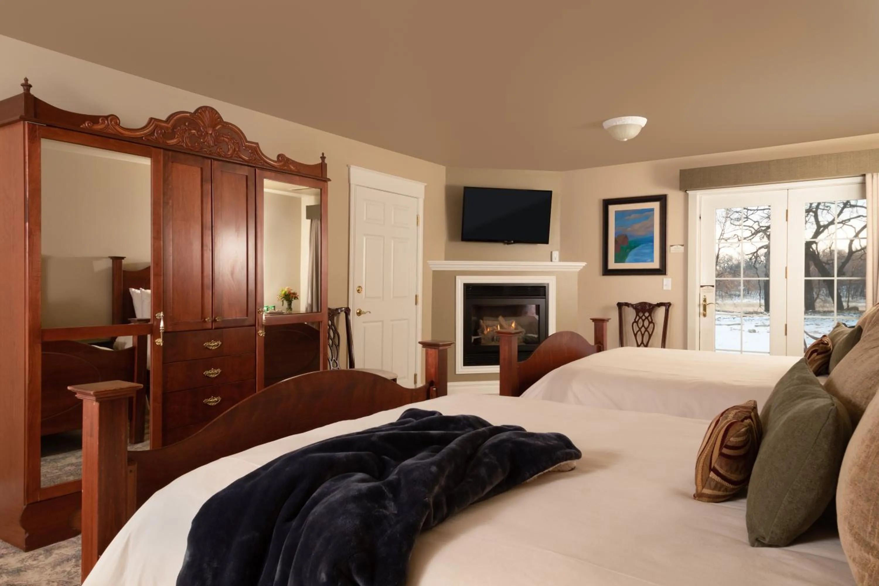 Photo of the whole room, Bed in The Oakwood Inn Okoboji