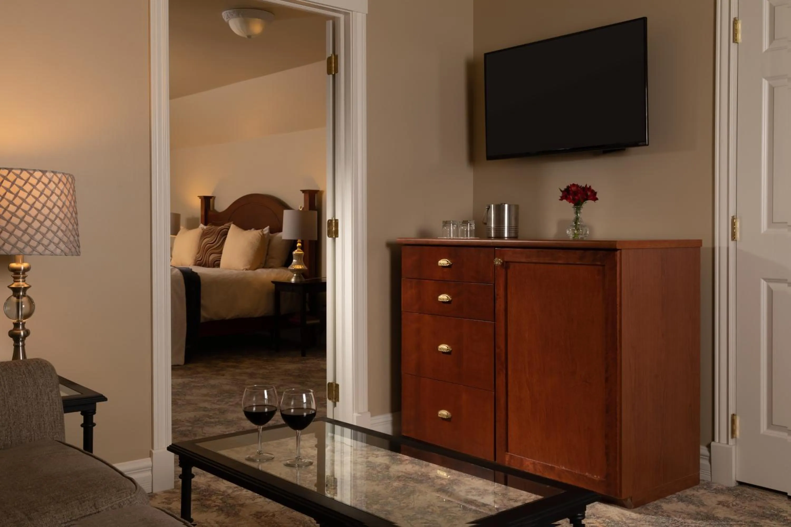 TV and multimedia, Bed in The Oakwood Inn Okoboji