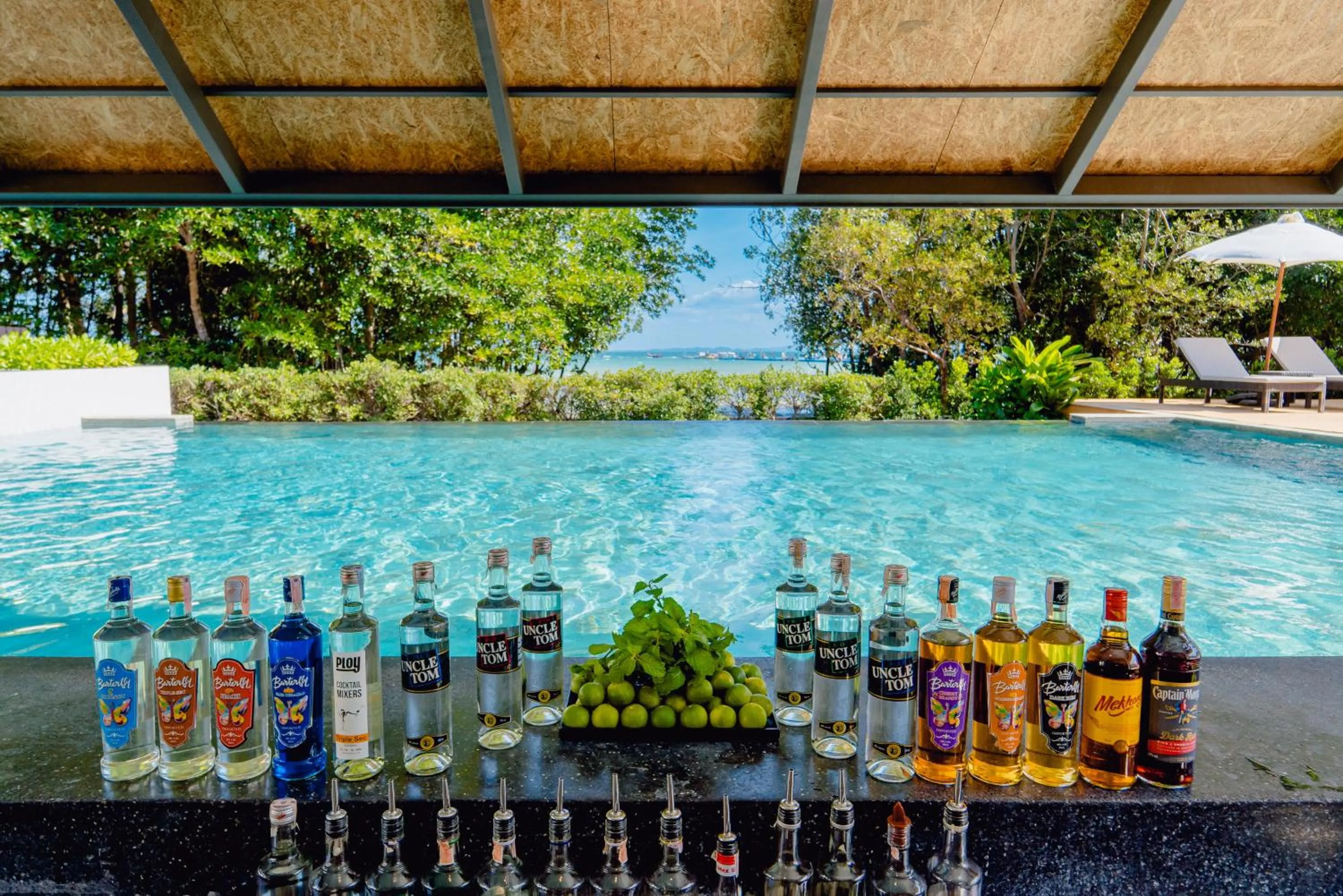 Lounge or bar in Bhu Nga Thani Resort & Villas Railay