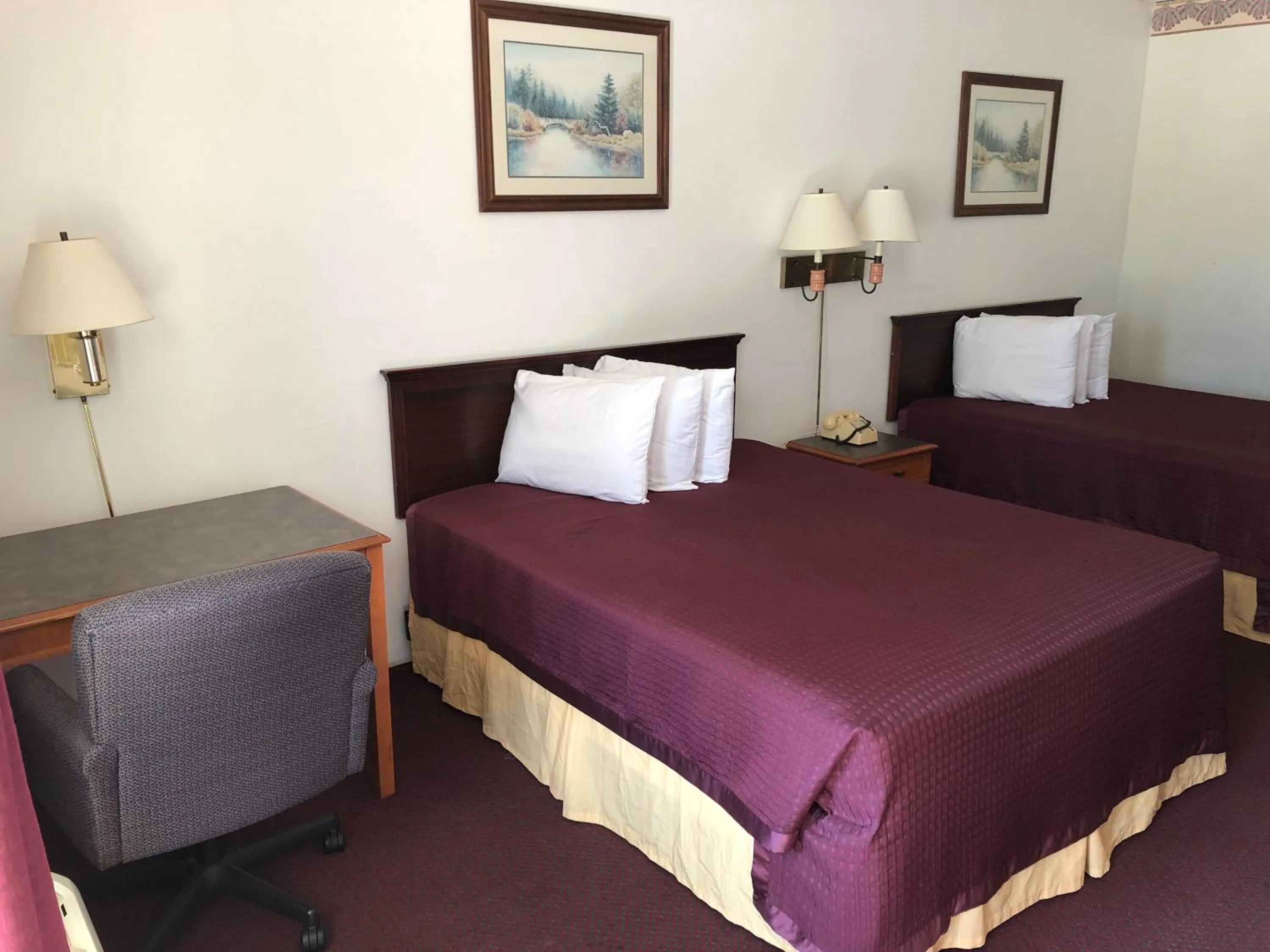 Bed in Kewanee Motor Lodge