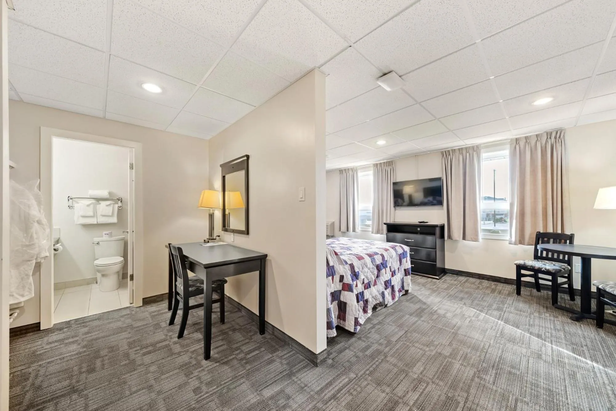 Bed in Guest House Inn & Suites