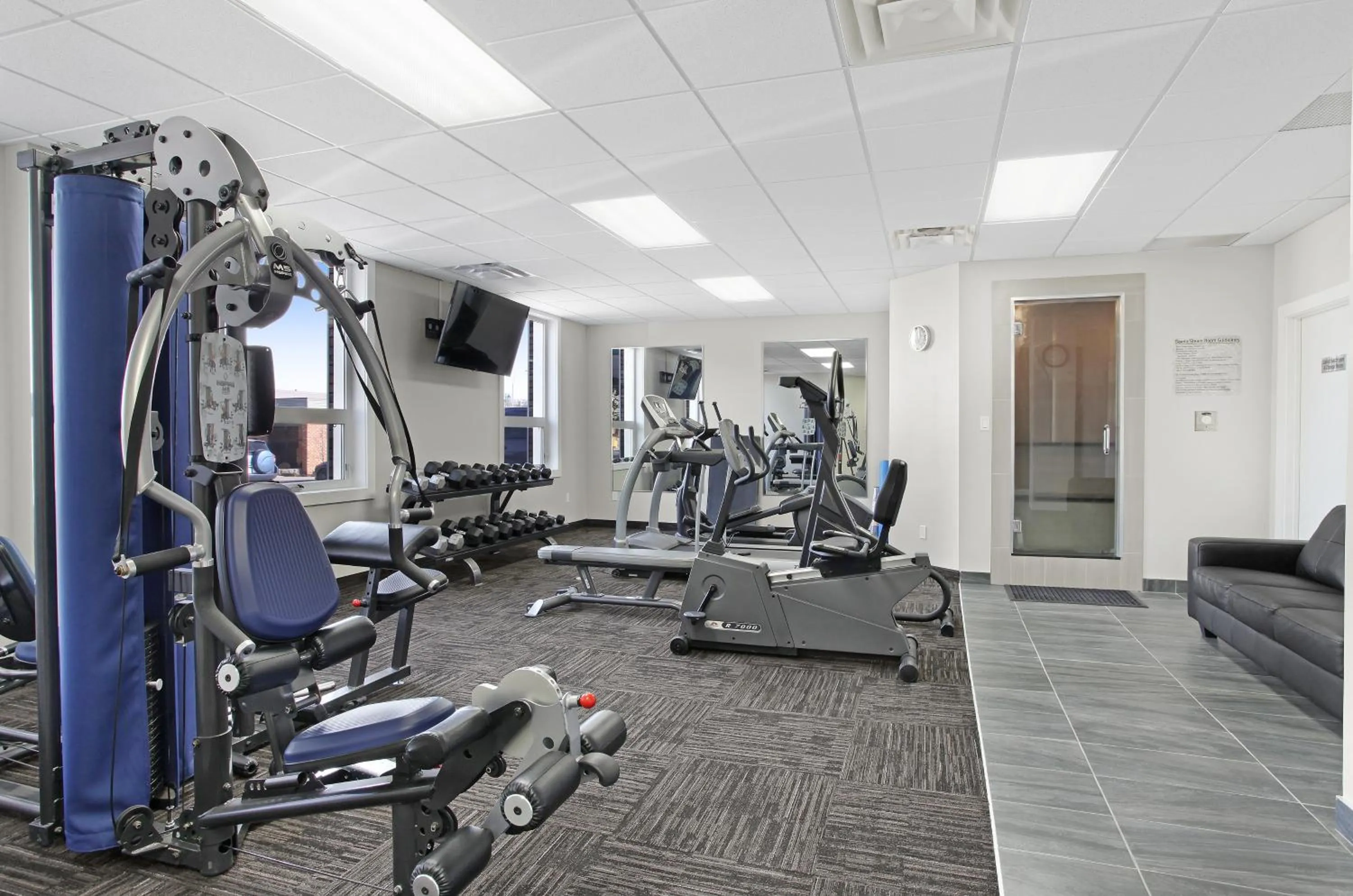 Fitness centre/facilities in Guest House Inn & Suites