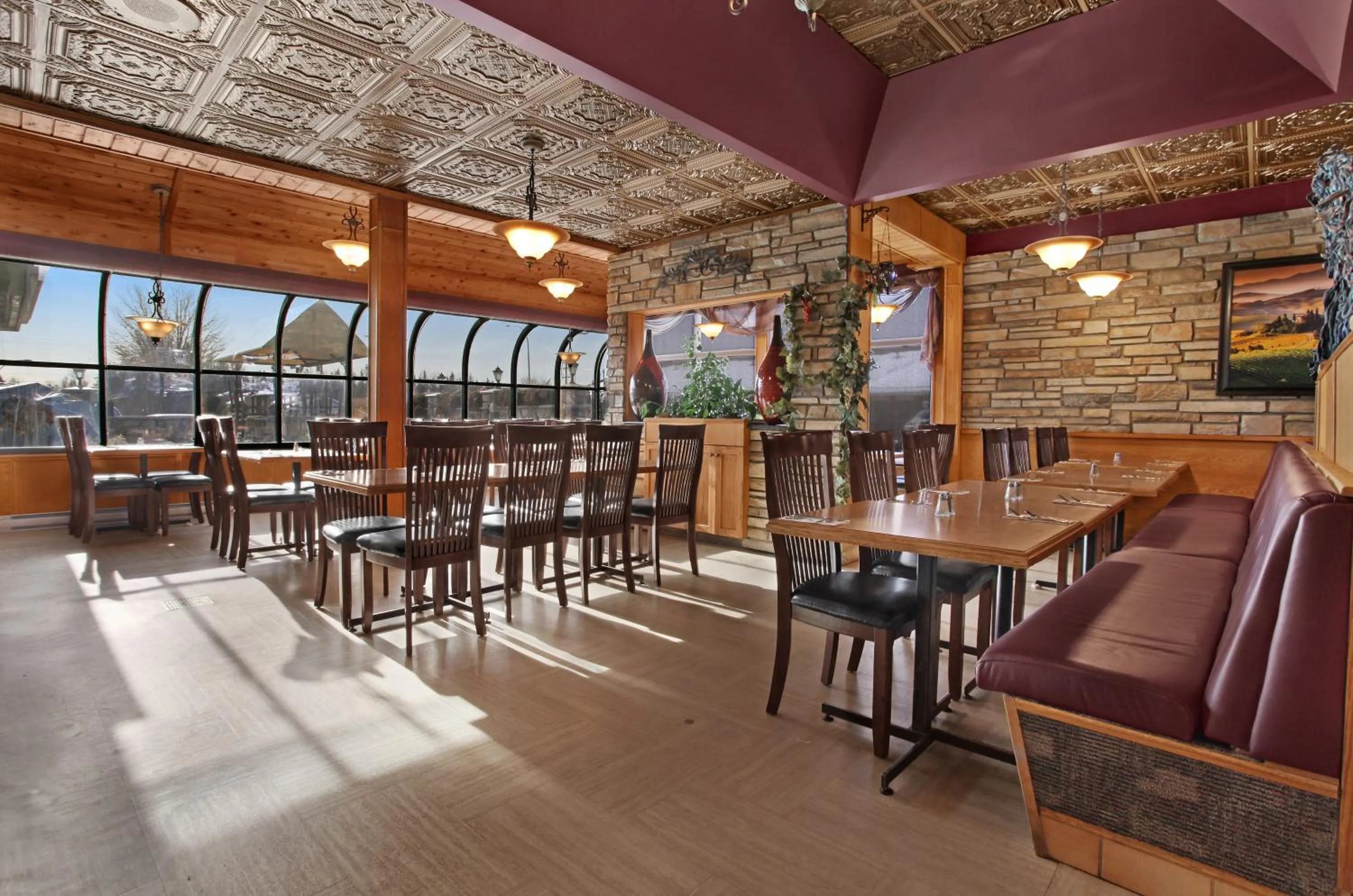 Restaurant/places to eat in Guest House Inn & Suites