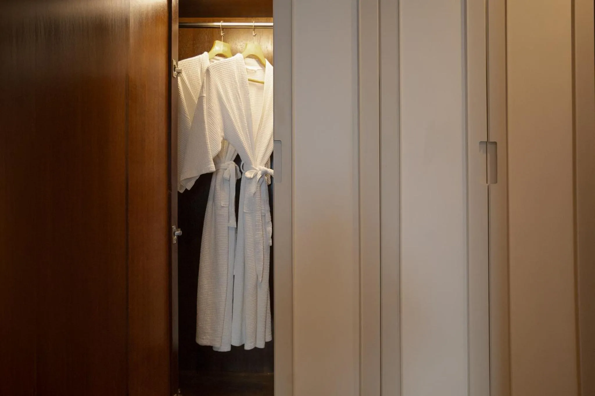 wardrobe in Pinnacle Grand Jomtien Resort and Beach Club