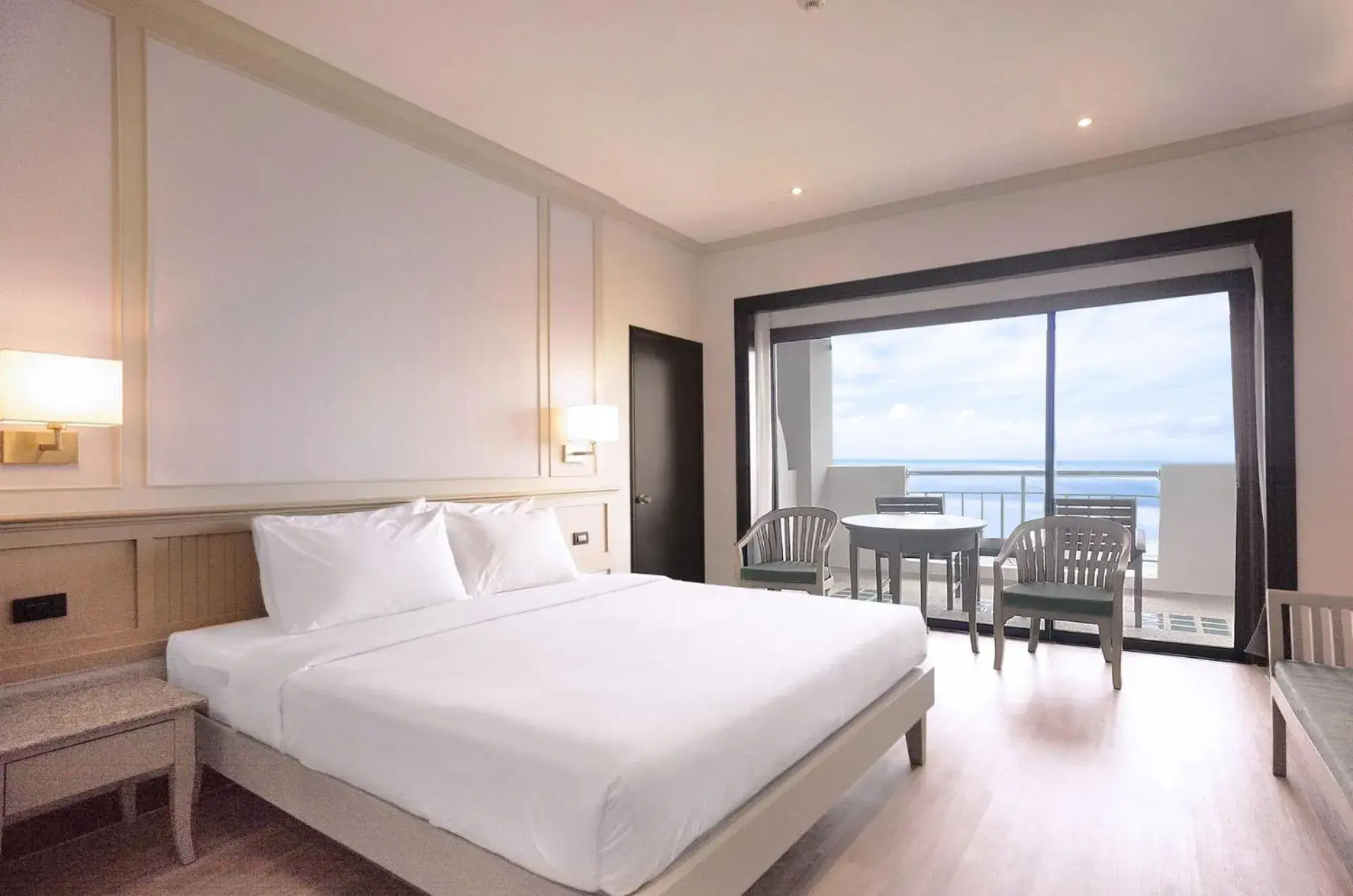 Deluxe Studio Sea View with Terrace - King in Pinnacle Grand Jomtien Resort and Beach Club Deluxe Studio Sea View with Terrace - King in Pinnacle Grand Jomtien Resort and Beach Club
