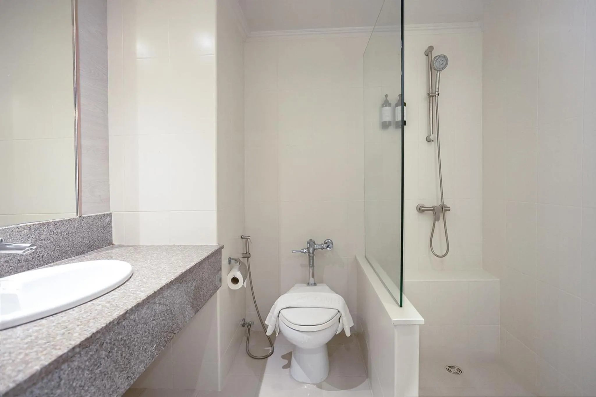 Bathroom in Pinnacle Grand Jomtien Resort and Beach Club