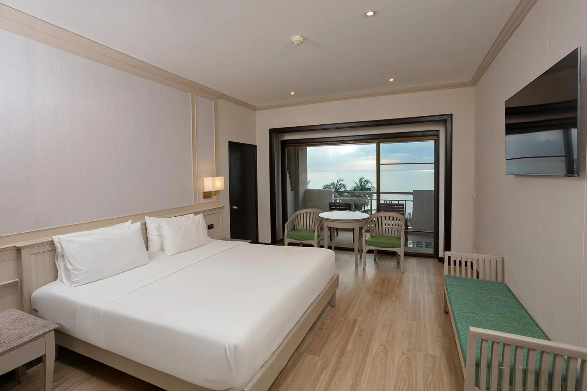 Bed in Pinnacle Grand Jomtien Resort and Beach Club