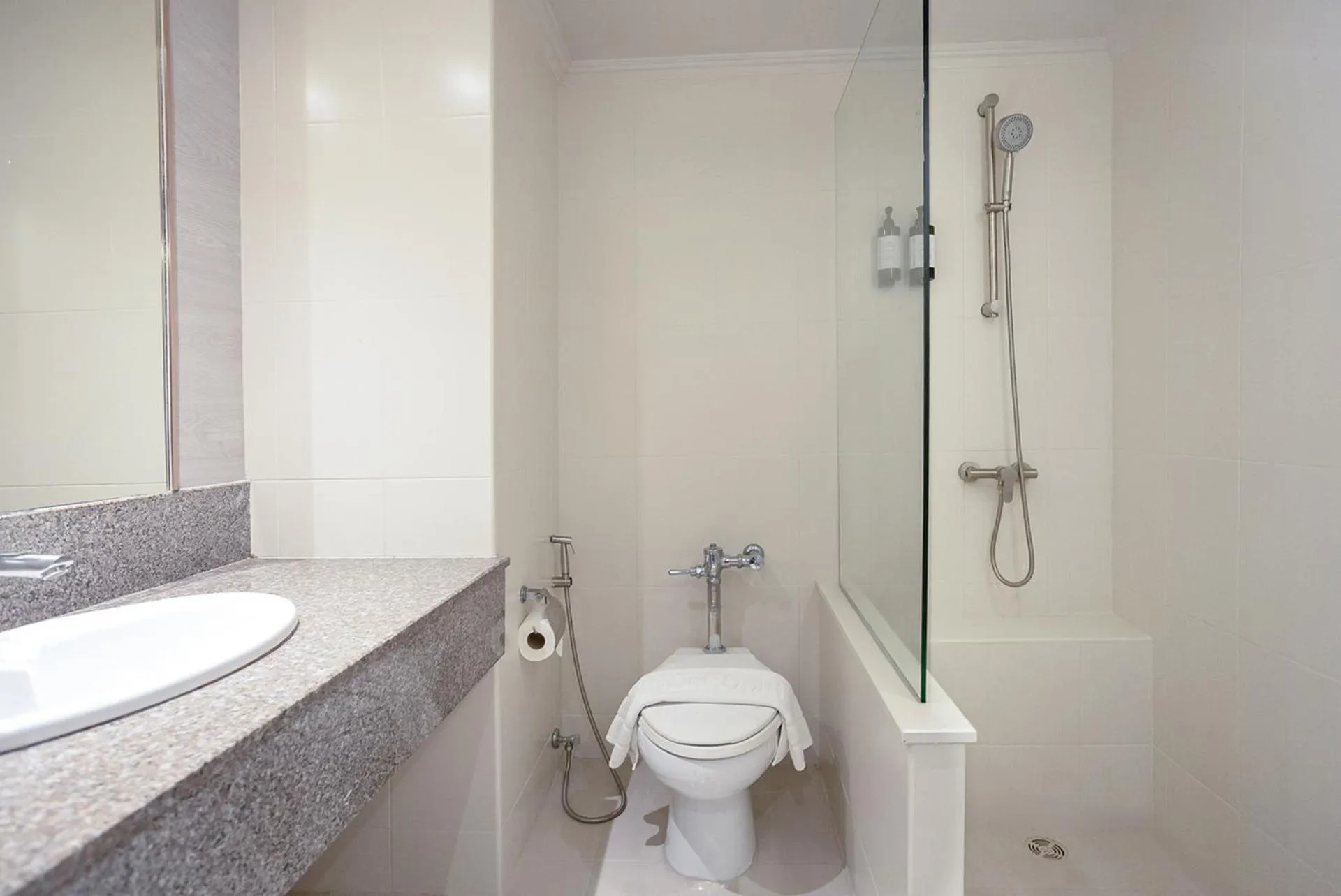 Bathroom in Pinnacle Grand Jomtien Resort and Beach Club