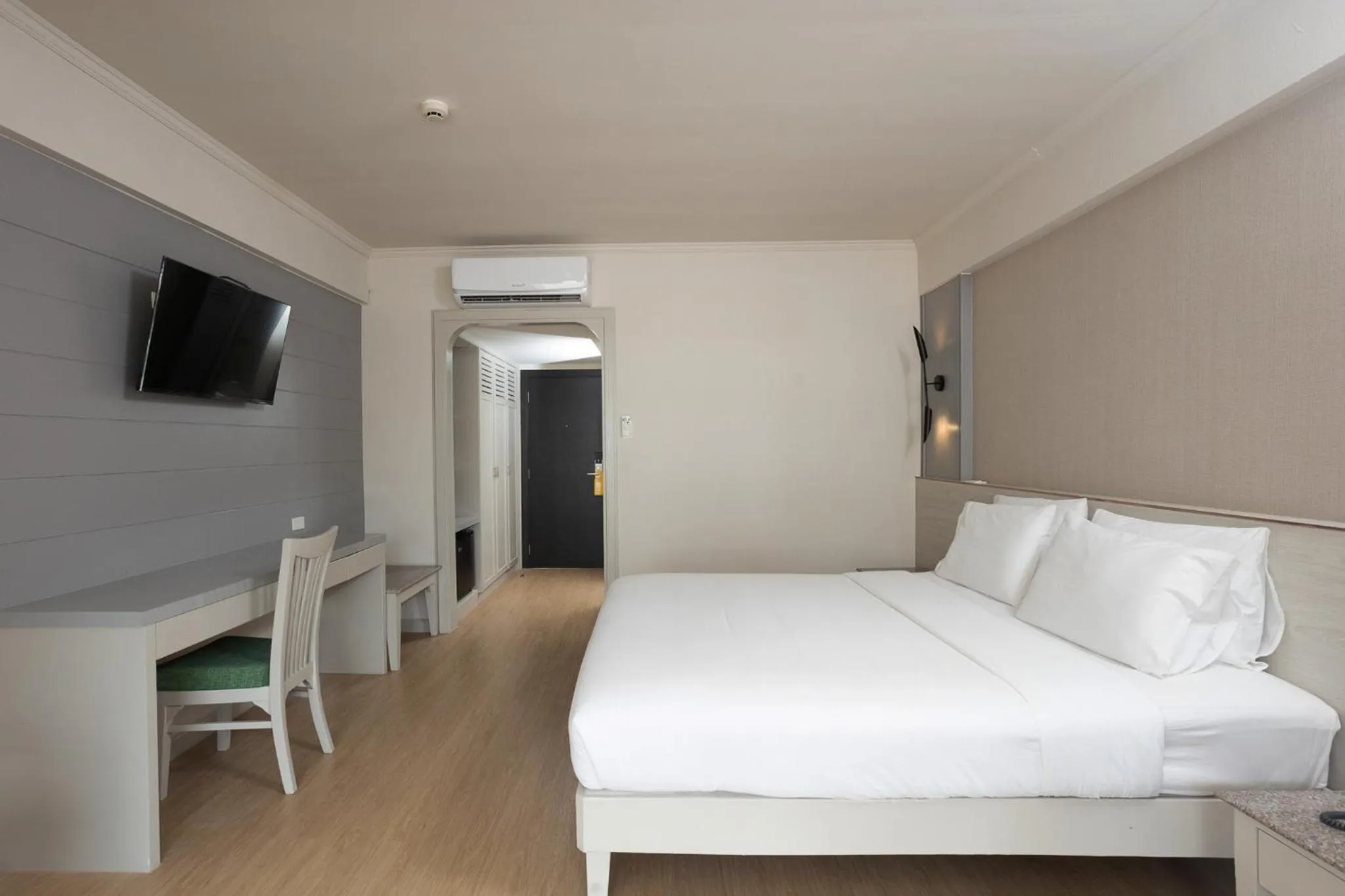 Bathroom, Bed in Pinnacle Grand Jomtien Resort and Beach Club