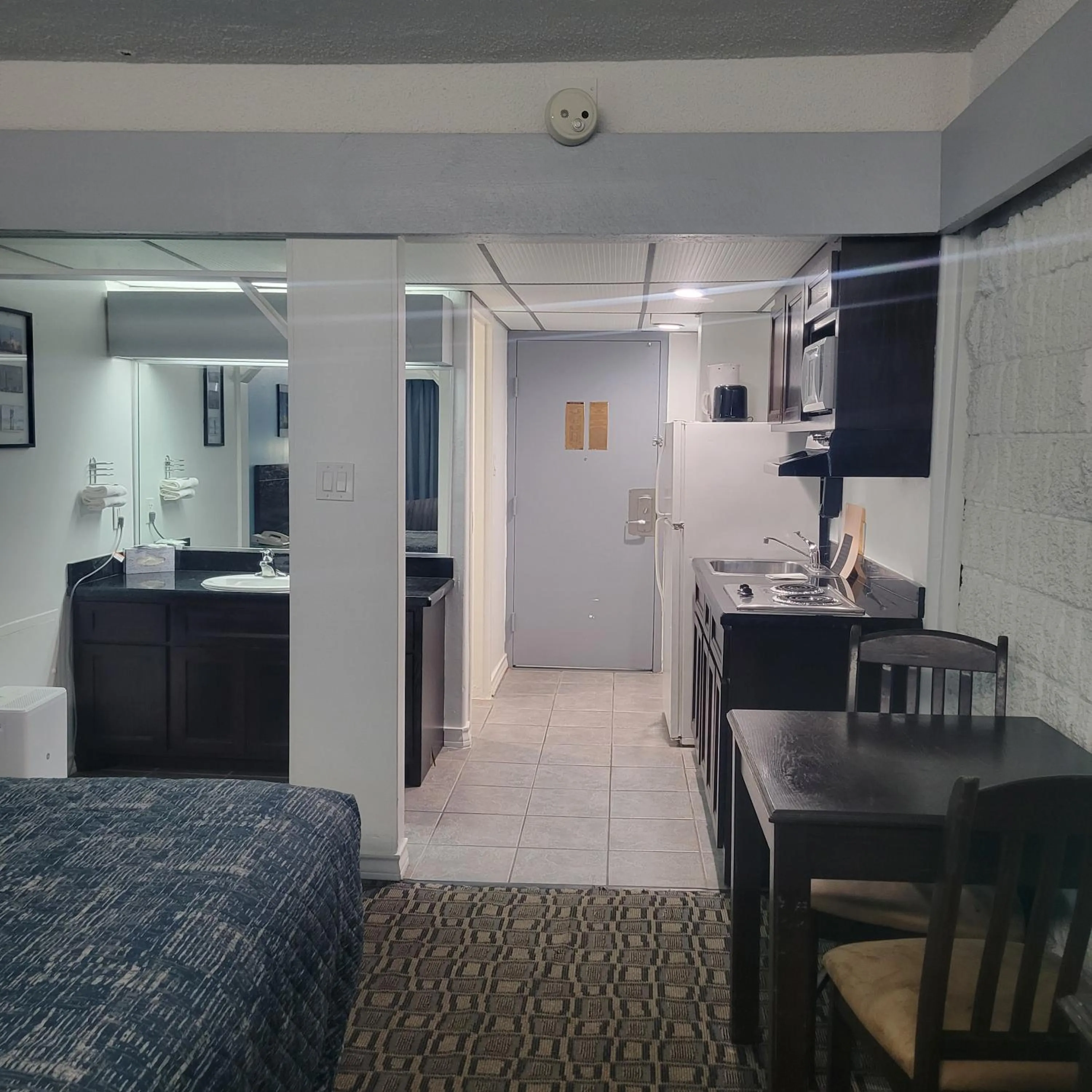 Kitchen or kitchenette, Bed in Padre South Hotel On The Beach