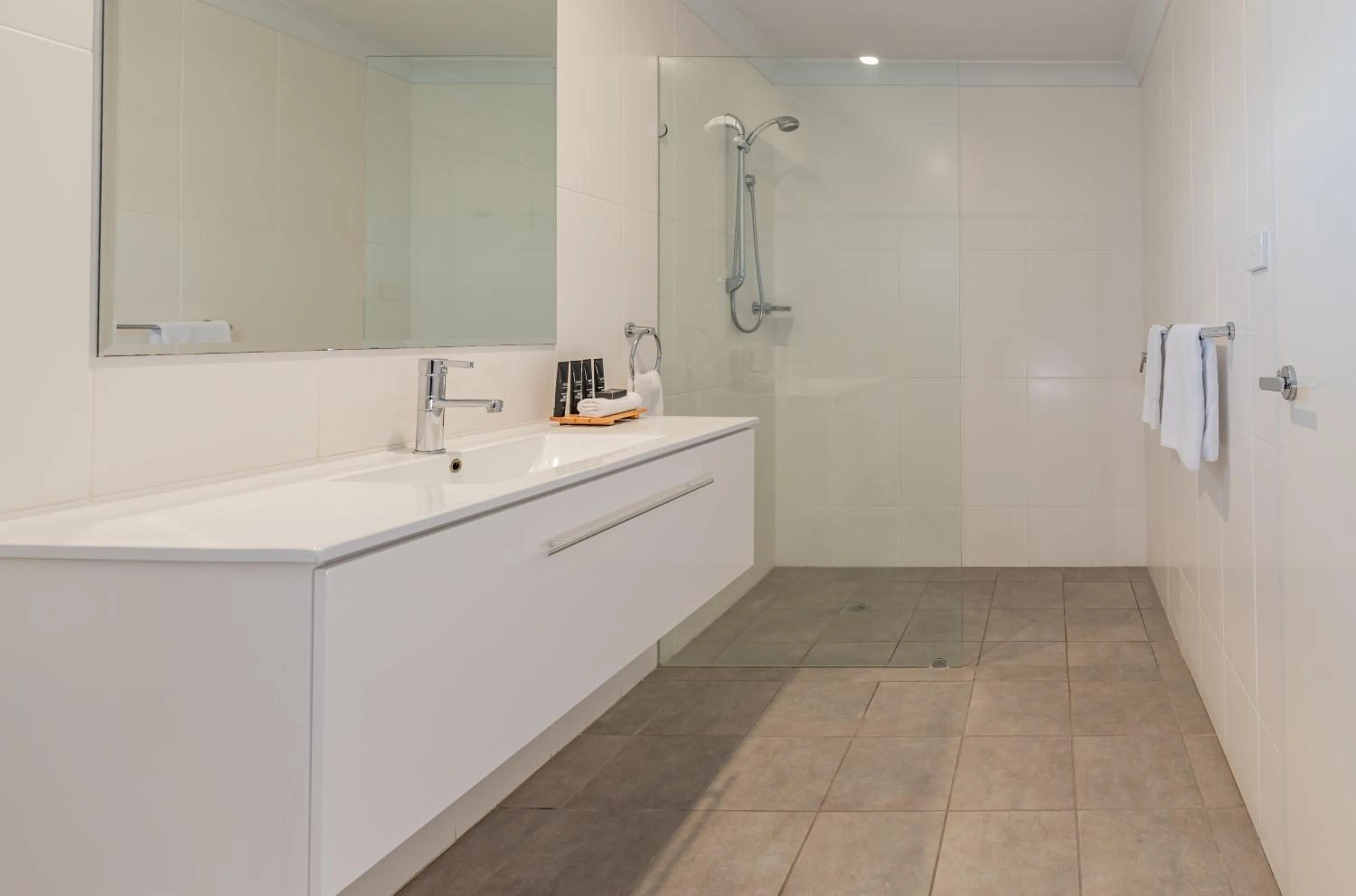 Shower in Best Western Club Quirindi Motel