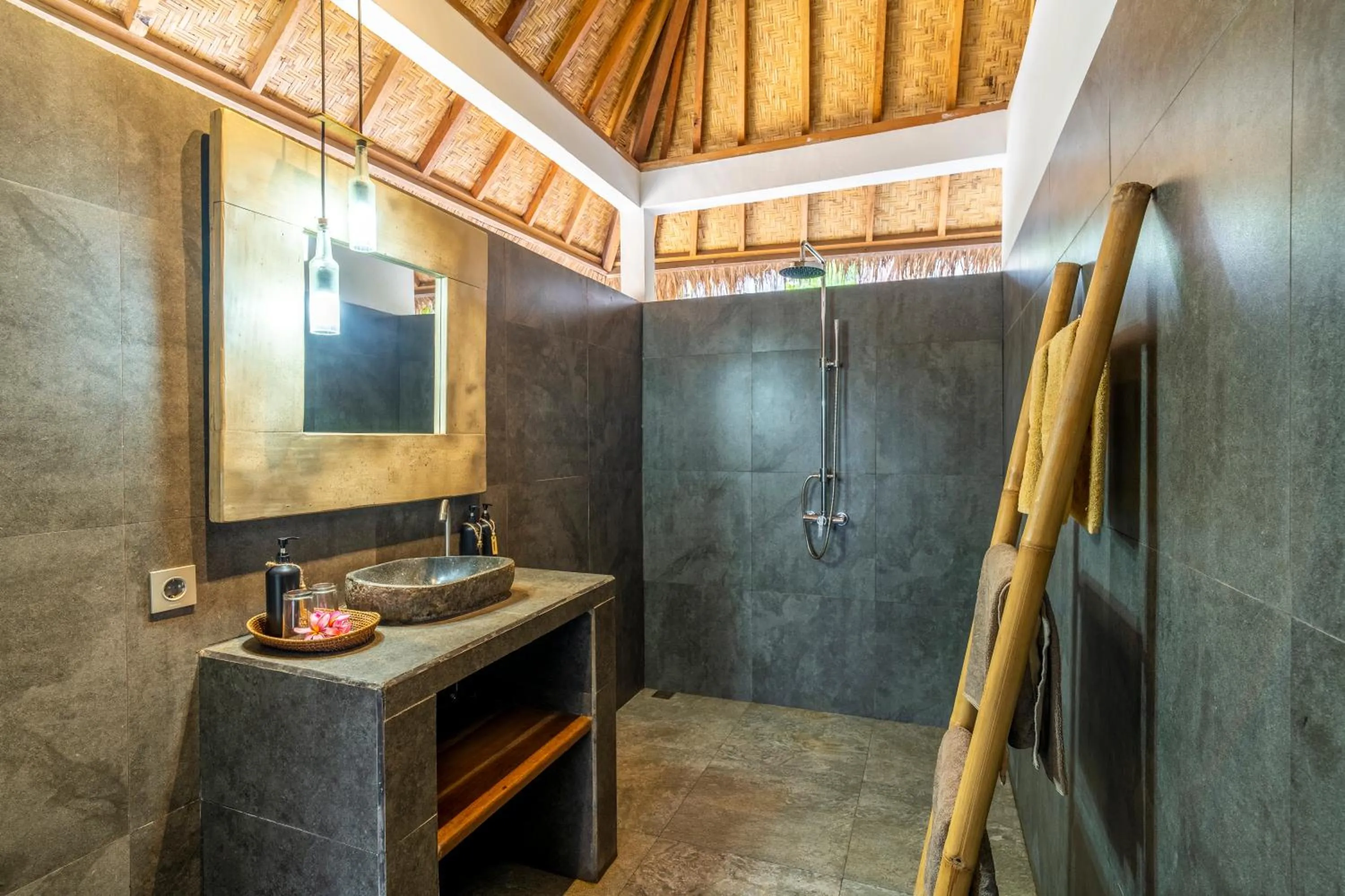 Shower in Breathe Villa Meno