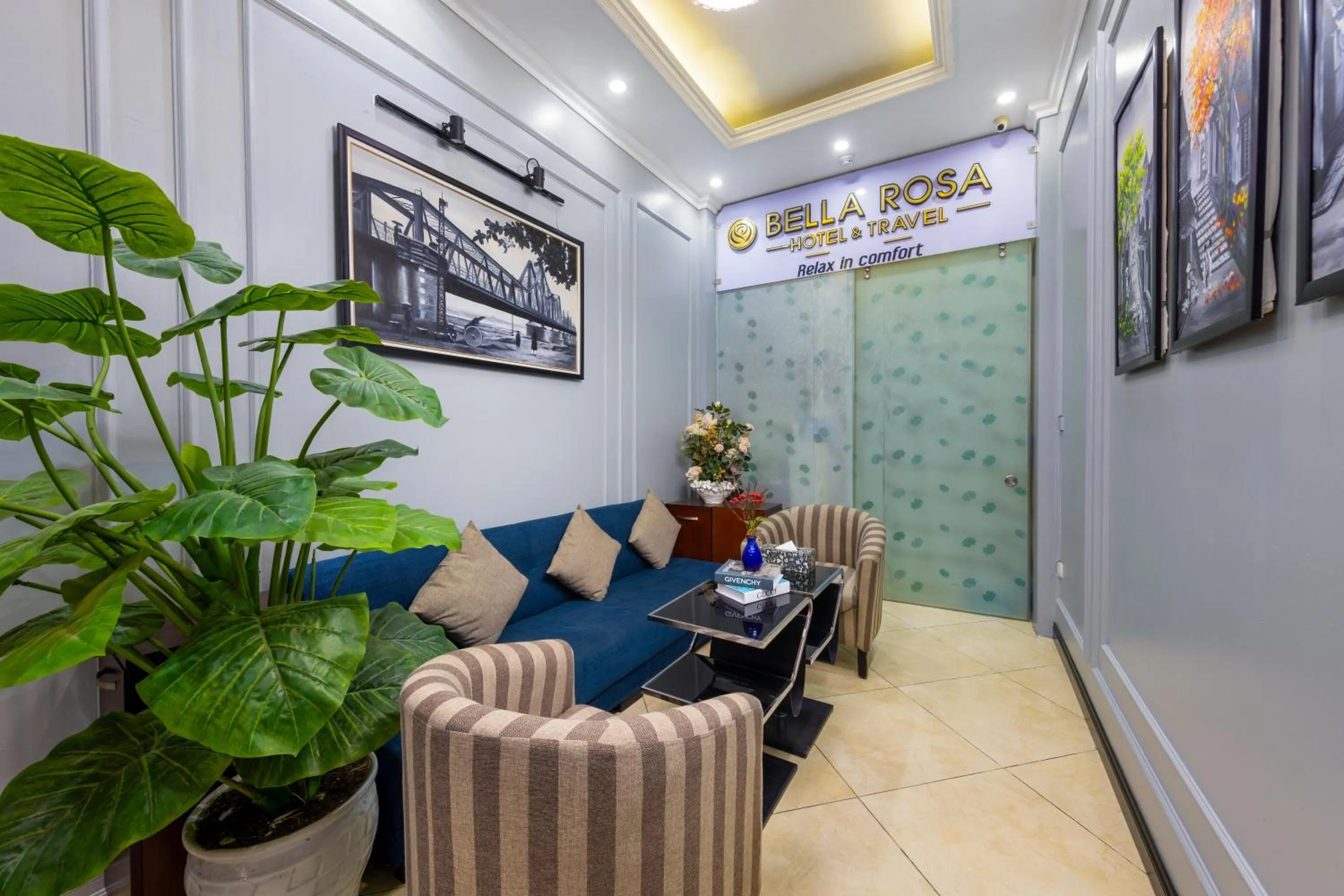 Seating area in Bella Rosa Hotel & Travel
