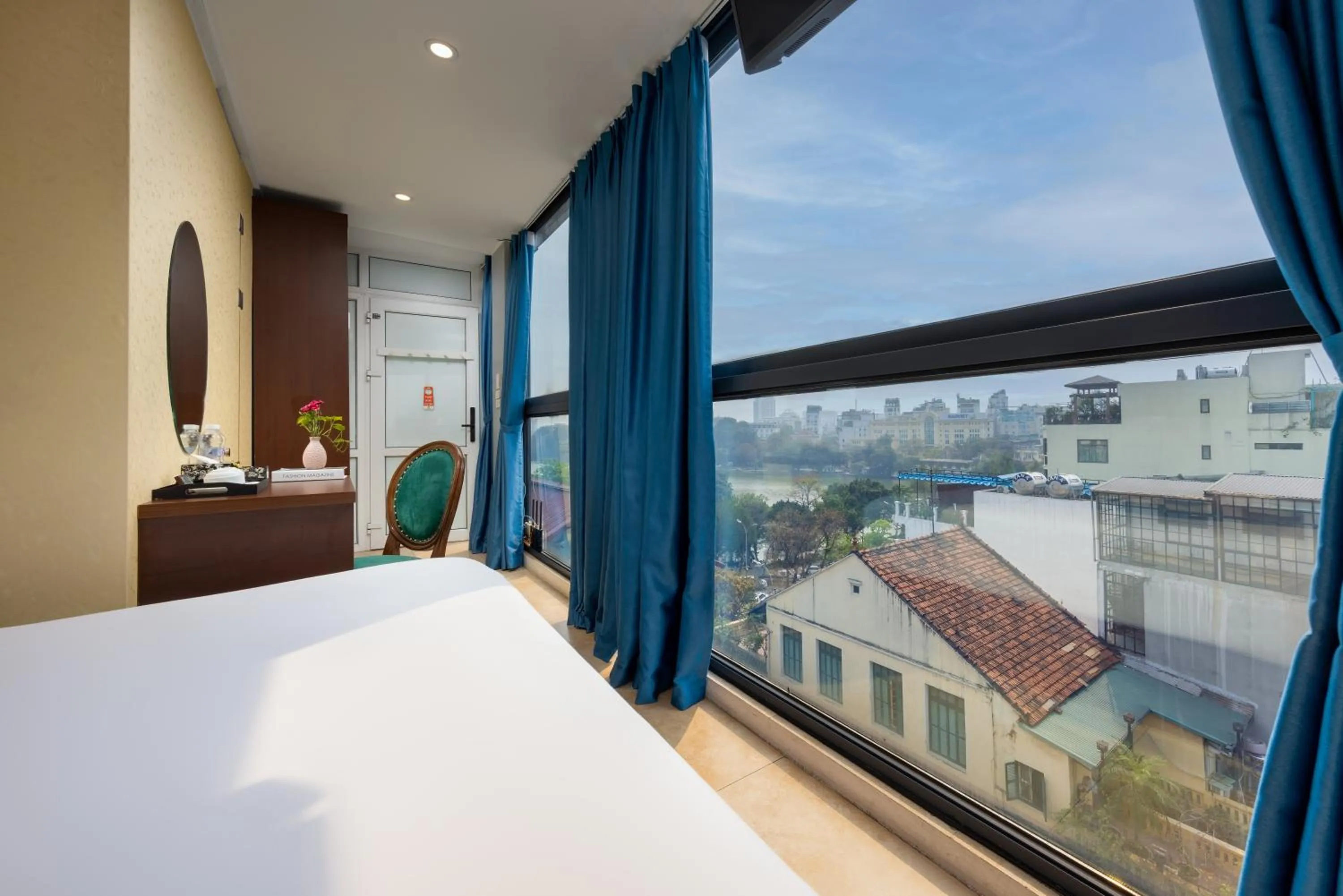 View (from property/room), Bed in Bella Rosa Hotel & Travel