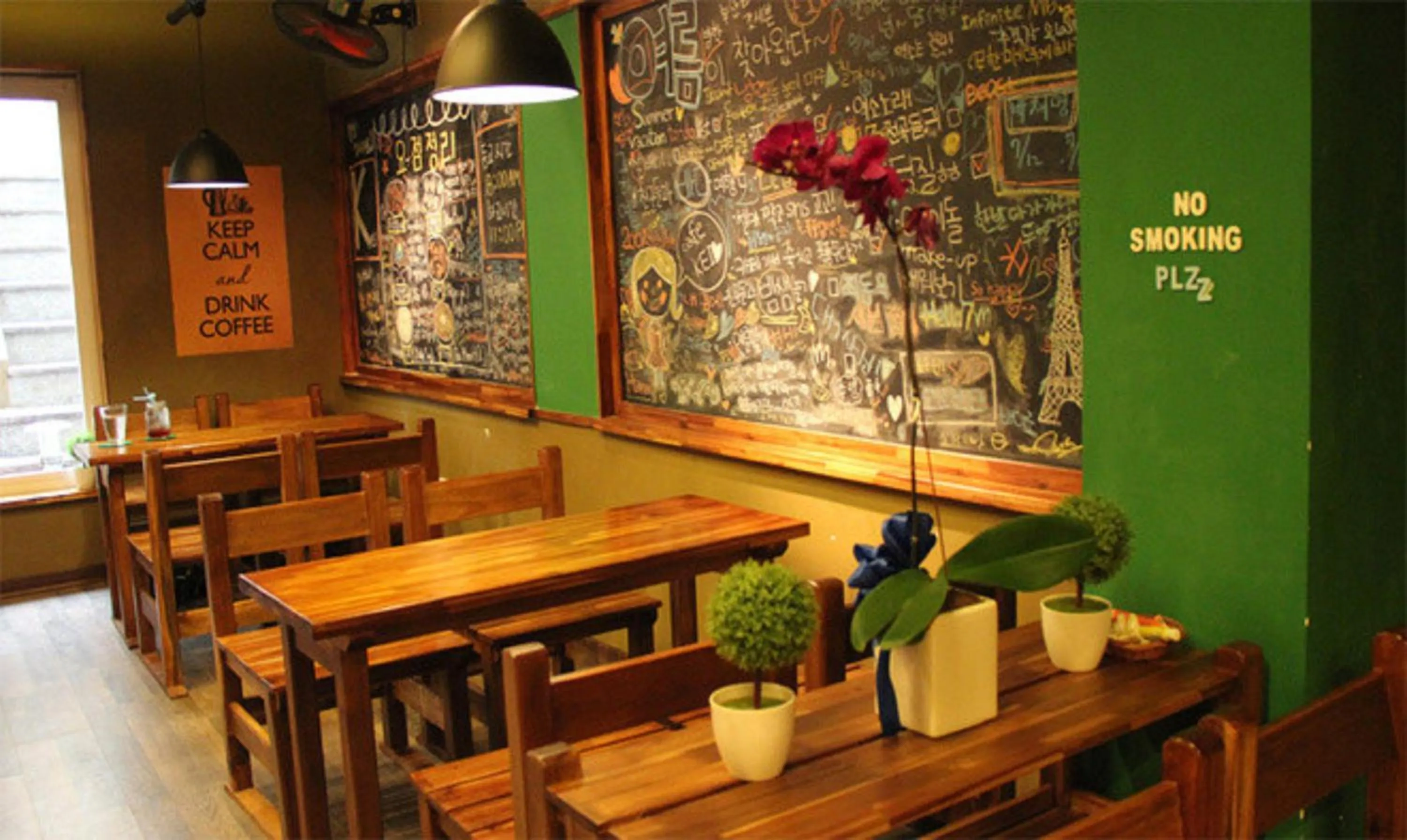 Dining area in Flame Flowers Homestay