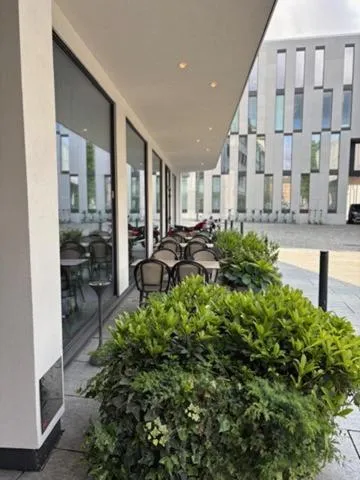 Restaurant/places to eat in Zander K Hotel