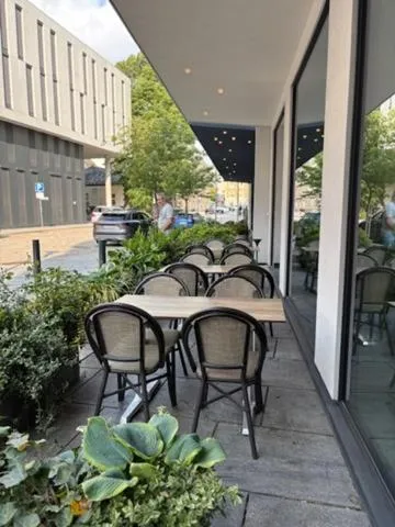 Restaurant/places to eat in Zander K Hotel