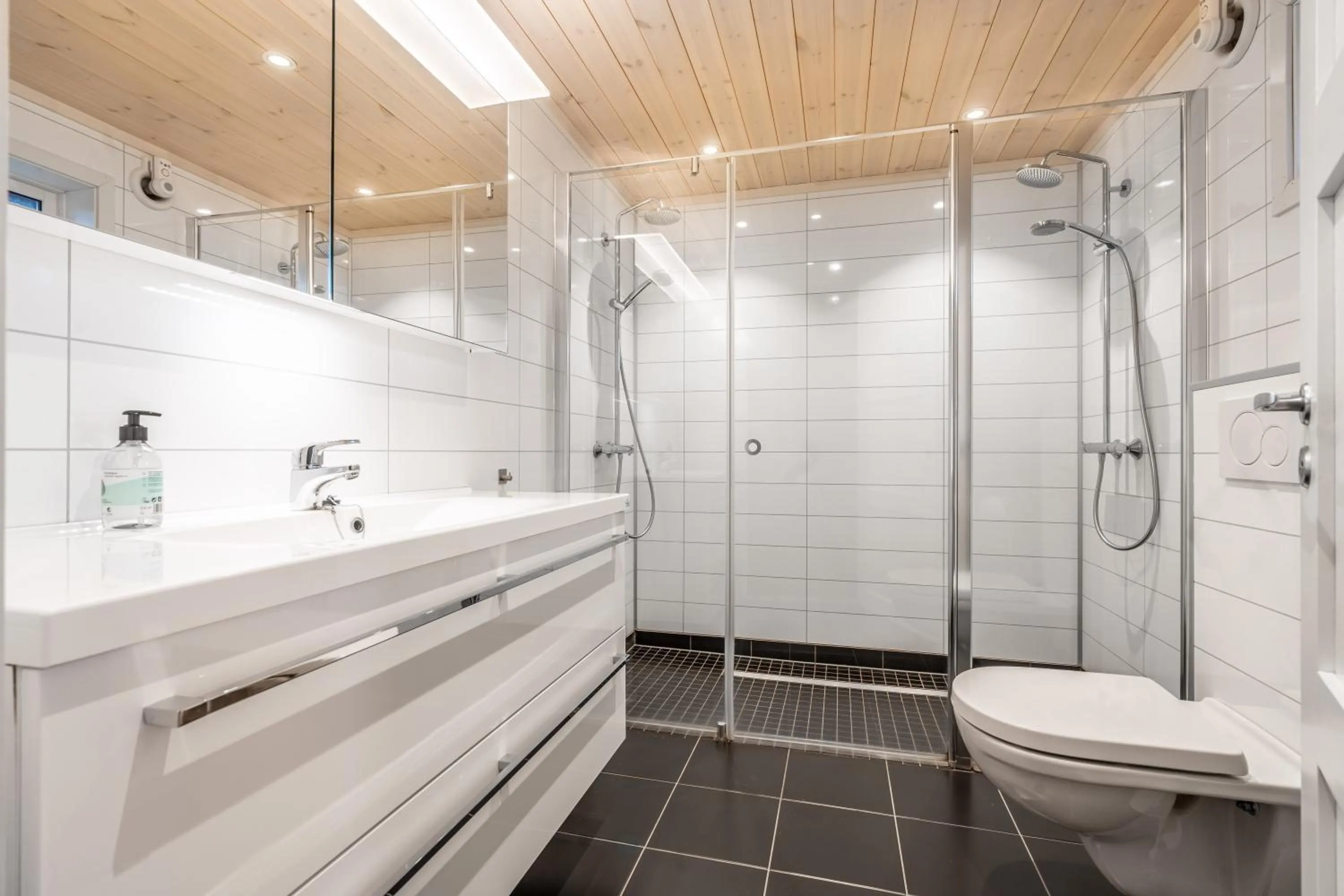 Shower in Lofoten Links Lodges