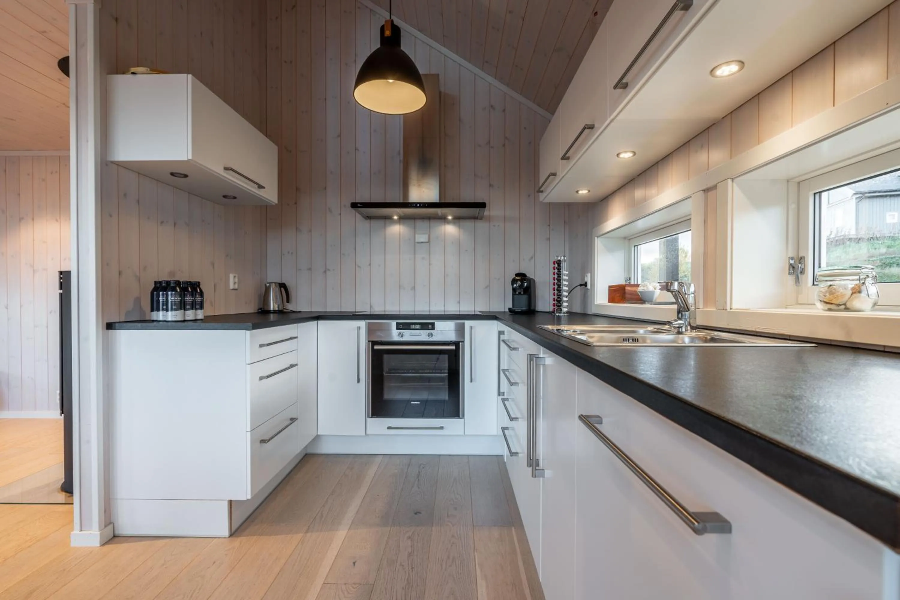 Kitchen or kitchenette in Lofoten Links Lodges