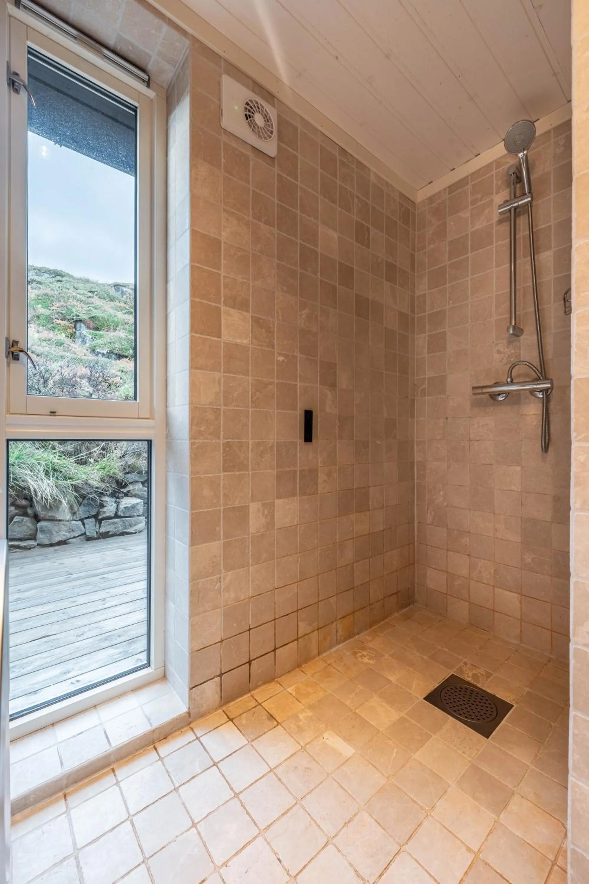 Shower in Lofoten Links Lodges