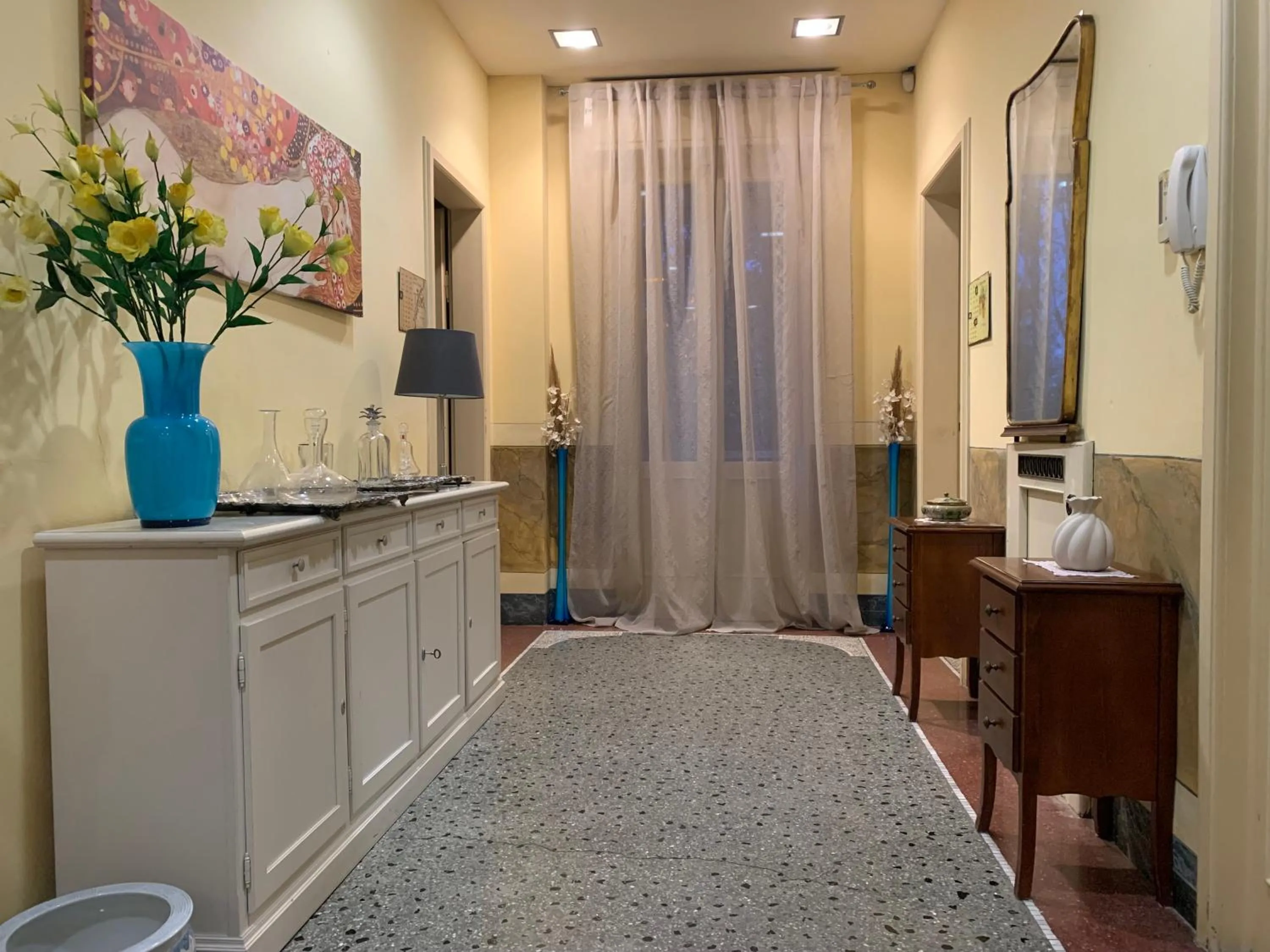 Photo of the whole room in Villa Catelli