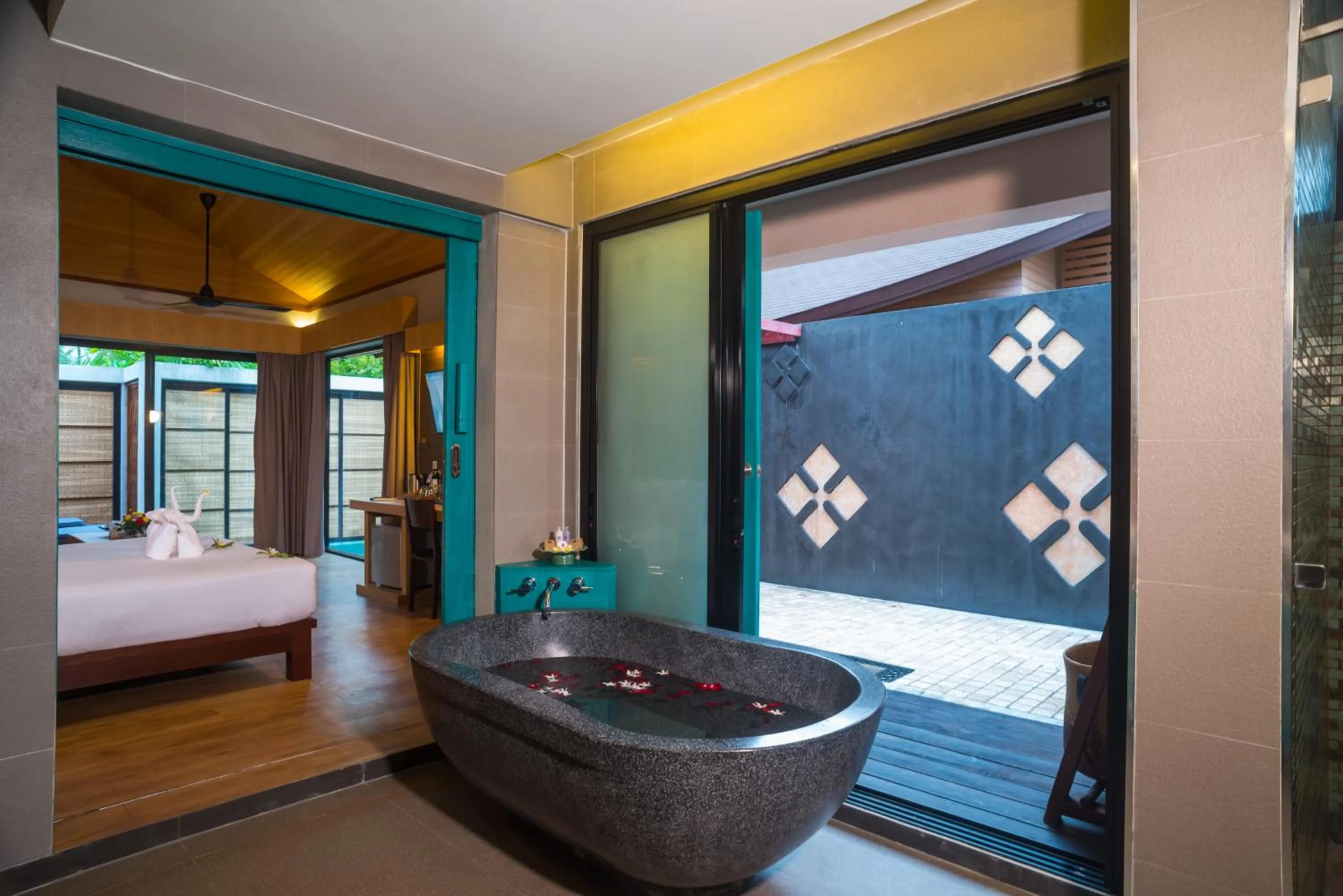 Shower, Bed in Weekender Resort