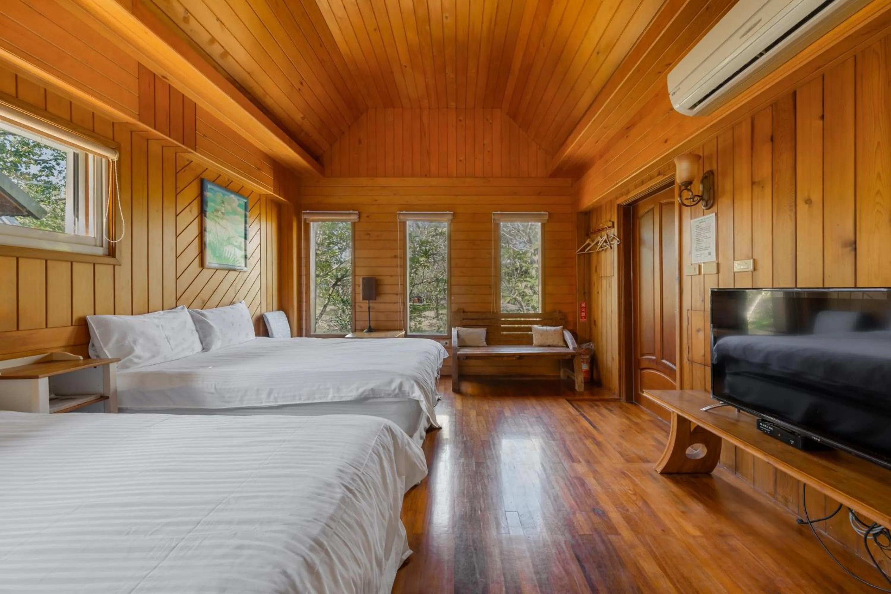 Photo of the whole room, Bed in Green Forest Villa
