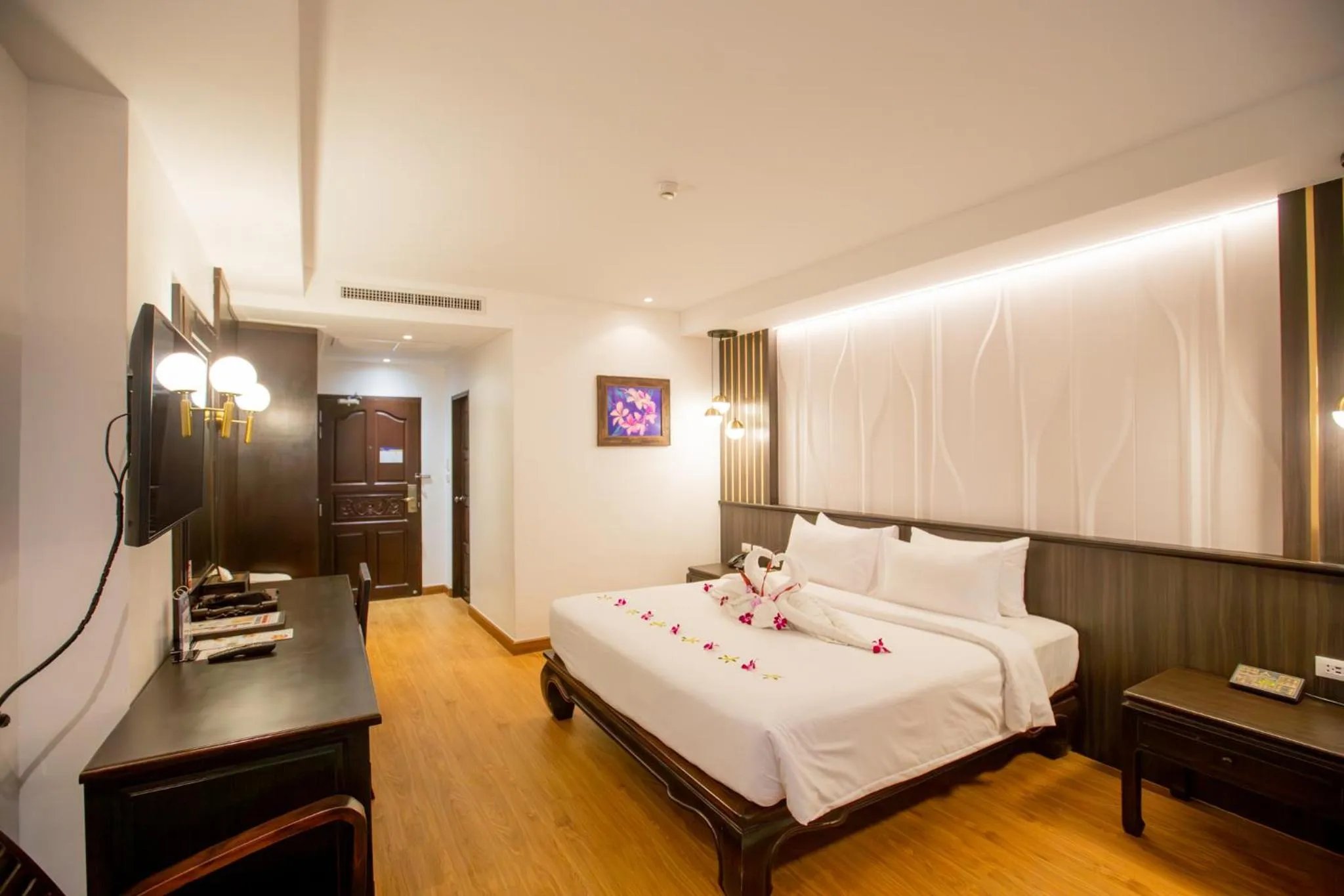 Photo of the whole room, Bed in Nipa Resort, Patong Beach