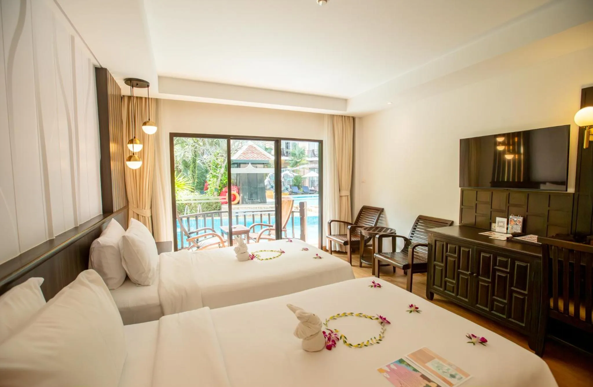 Photo of the whole room, Bed in Nipa Resort, Patong Beach