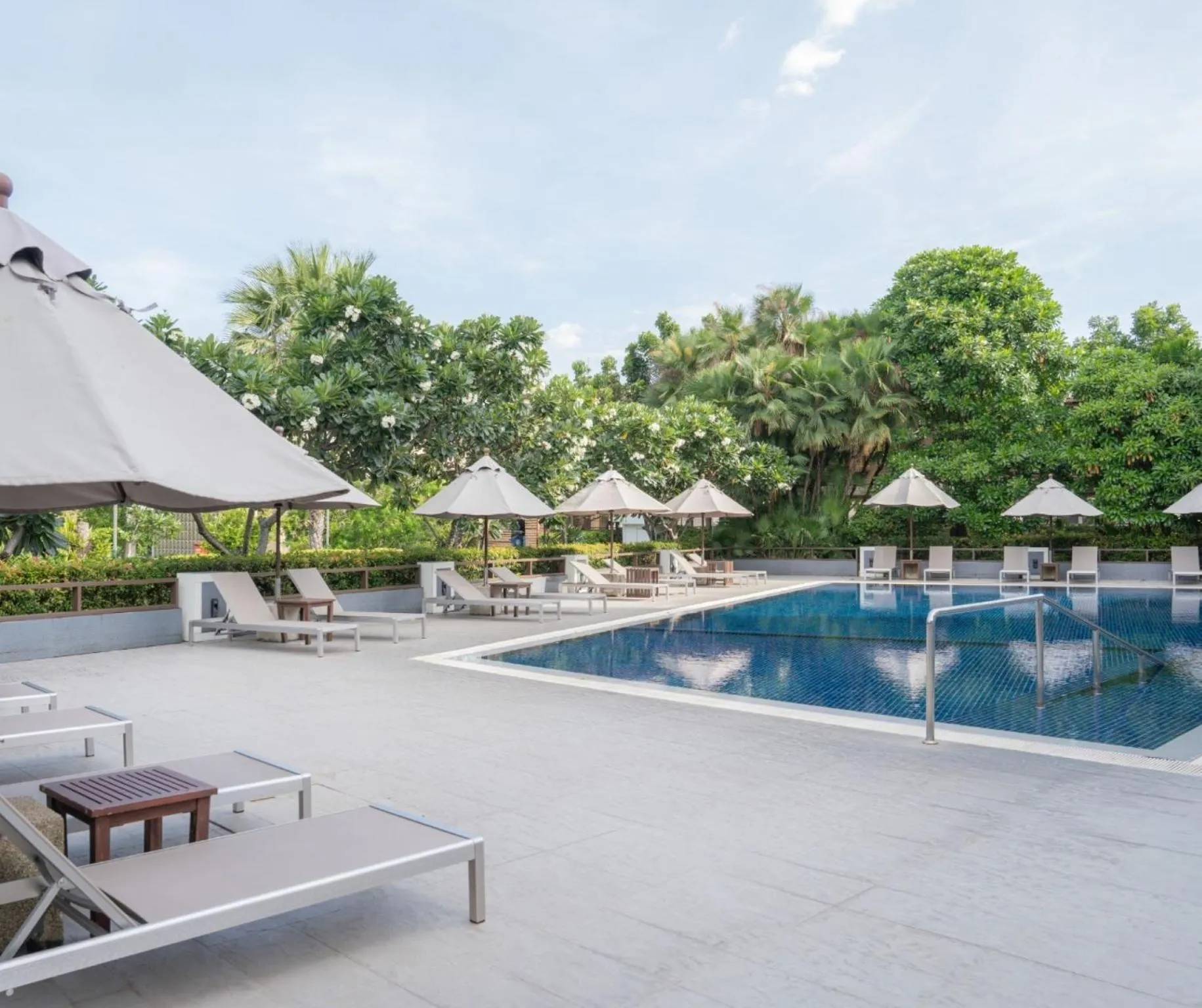 Swimming pool in Amaranth Suvarnabhumi Hotel - Free Suvarnabhumi Airport Shuttle