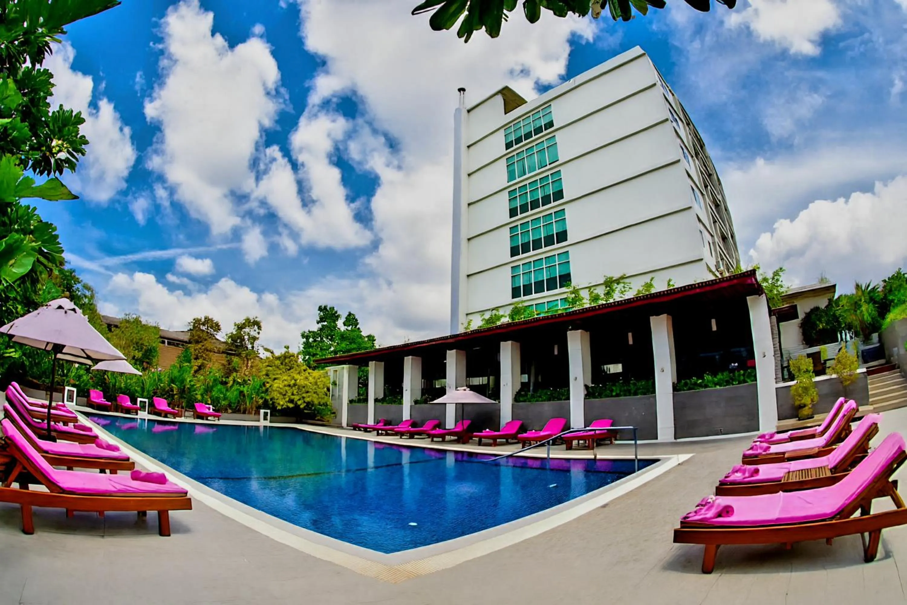 Swimming pool in Amaranth Suvarnabhumi Hotel - Free Suvarnabhumi Airport Shuttle