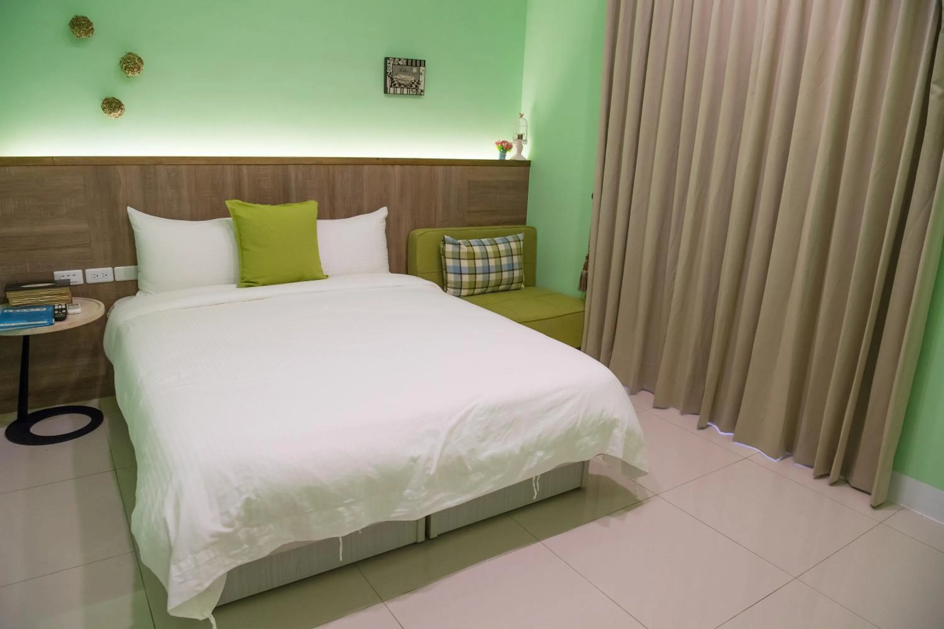 Photo of the whole room, Bed in Mysig