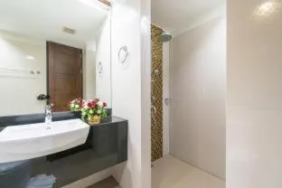 Shower in Am Samui Palace