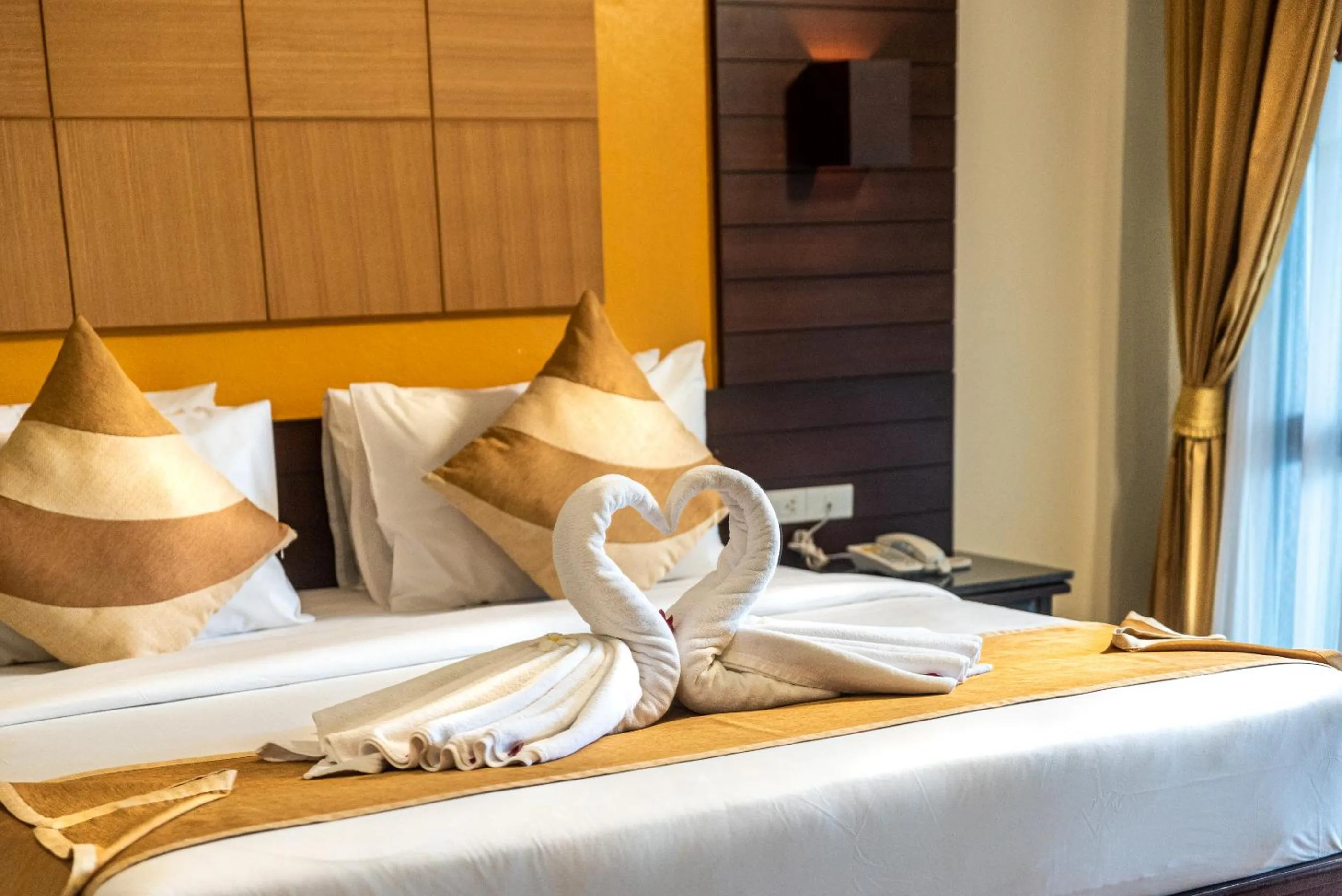 Photo of the whole room, Bed in Am Samui Palace